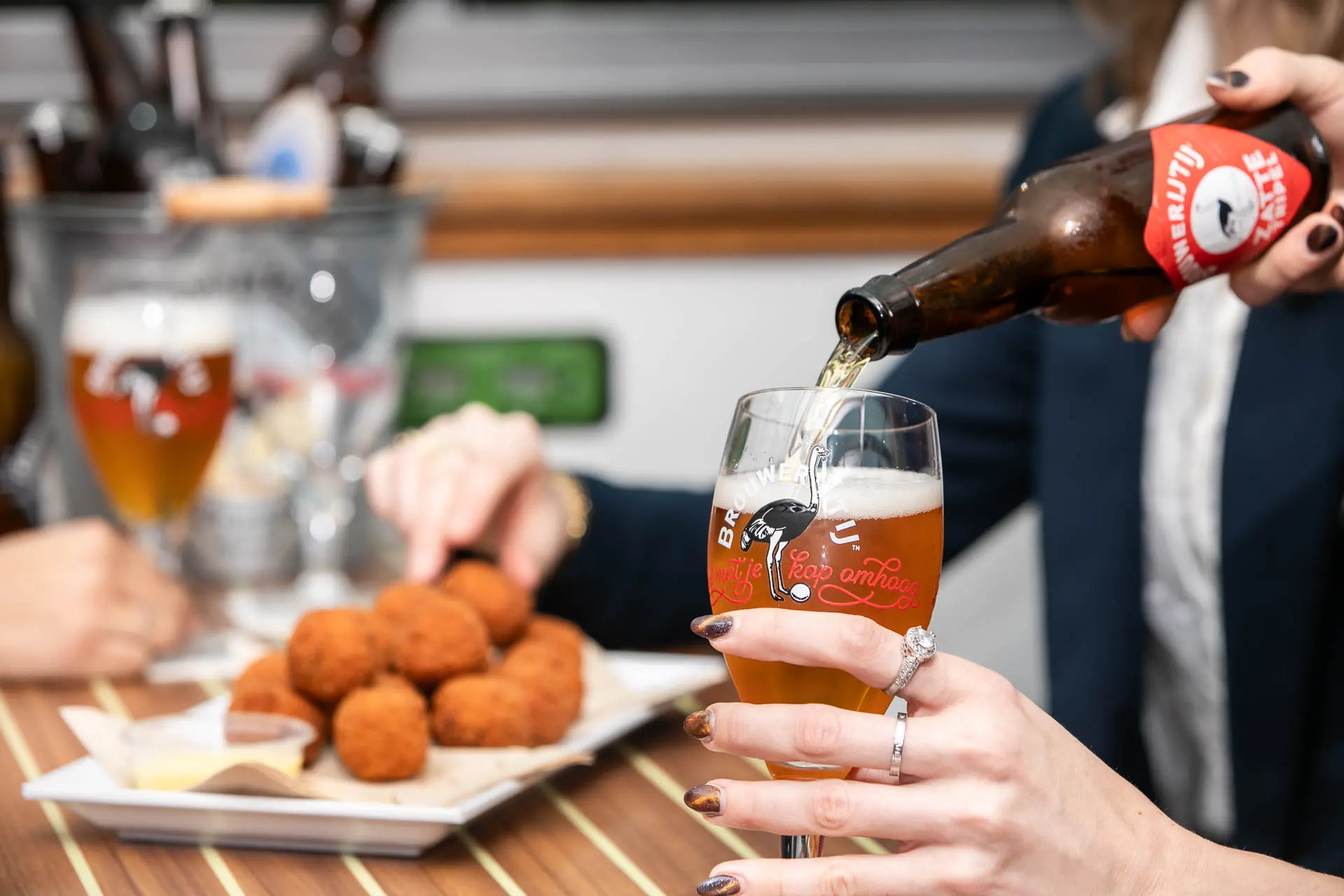 Bierverkostung während der Beer Cruise, Detailaufnahme