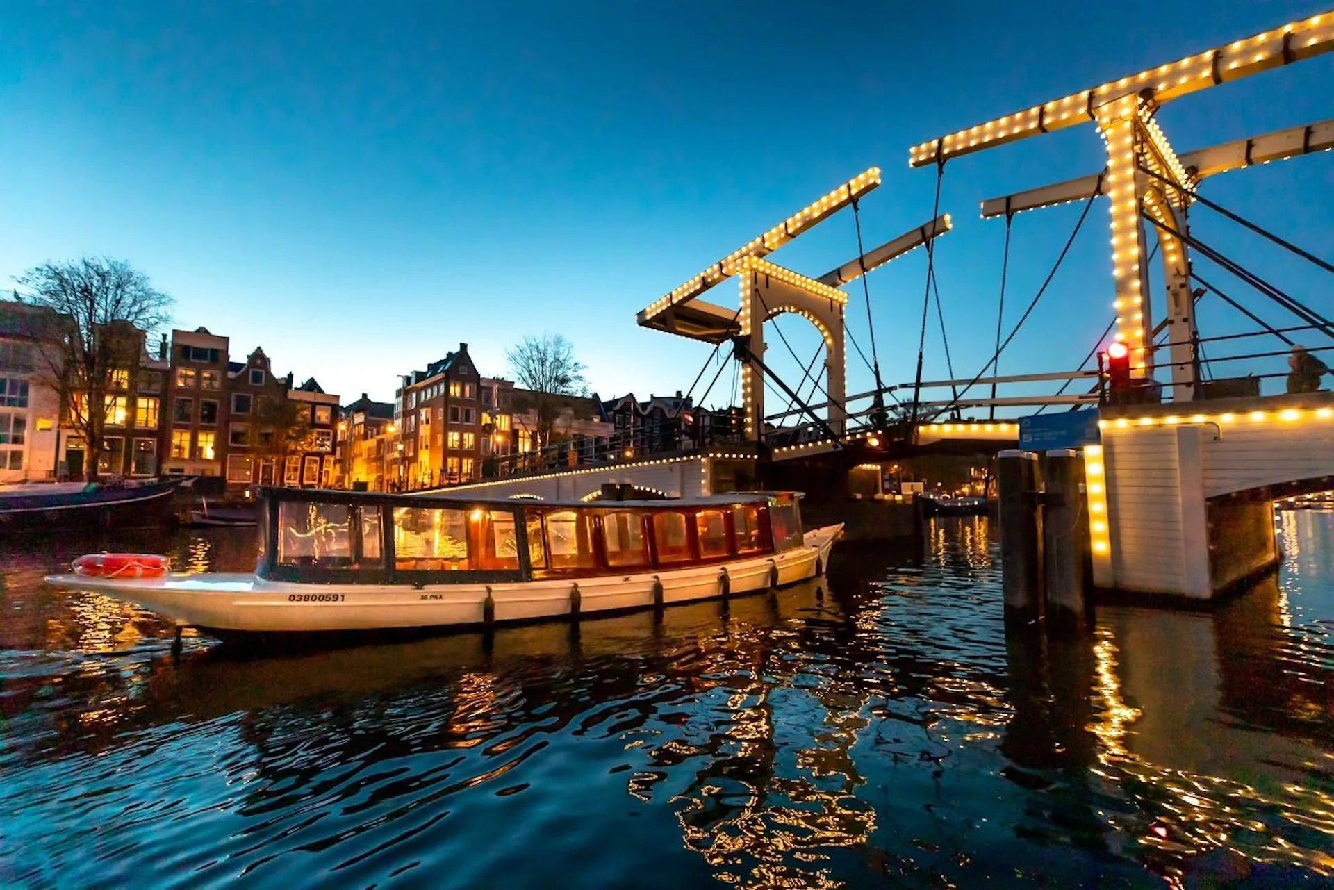 Amsterdam Light Festival, Salonboot vor Brücke bei Grachtenfahrt