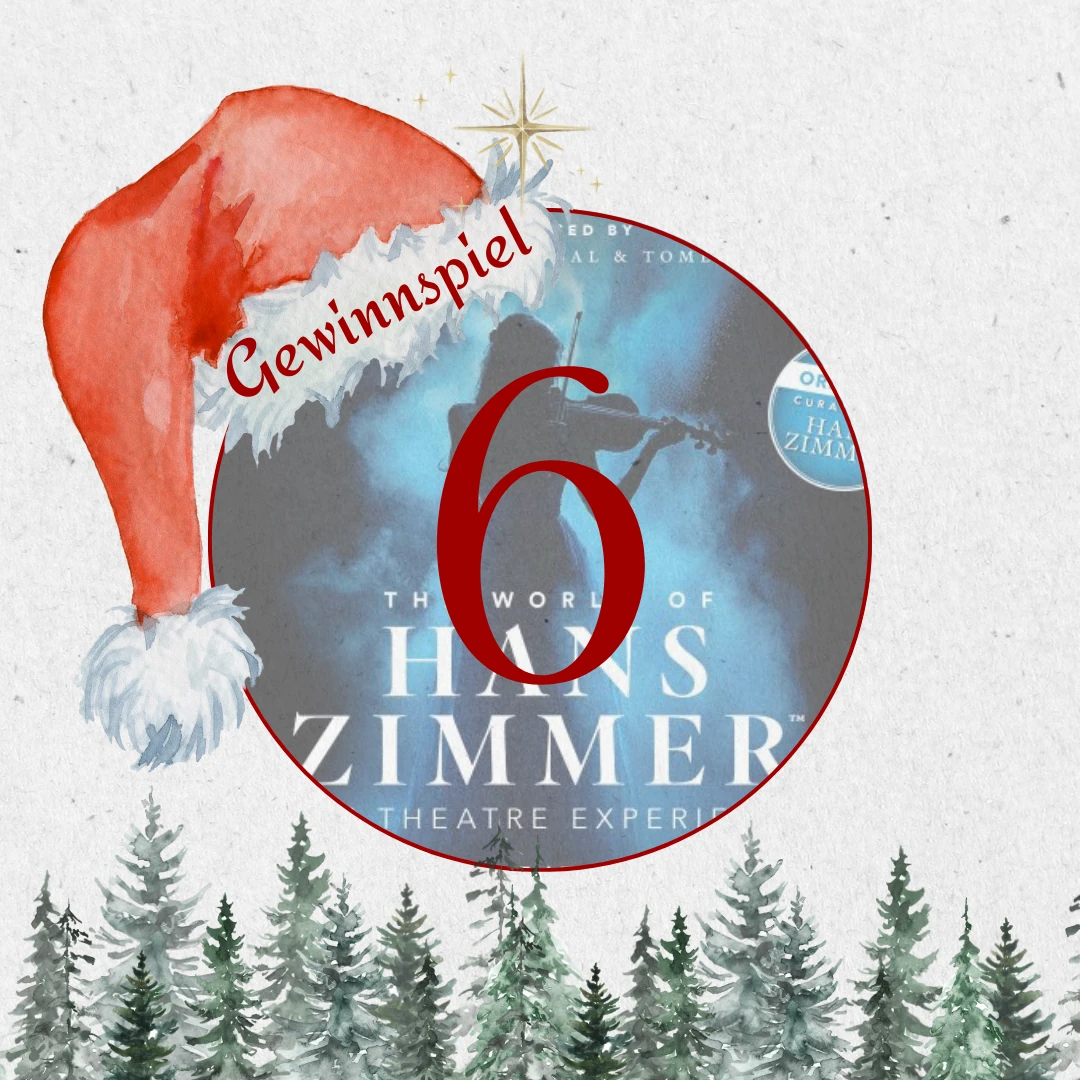 aovo Adventskalender 2024 Türchen 6 mit Weihnachtsmütze und verschneitem Tannenwald auf hellem Hintergrund.