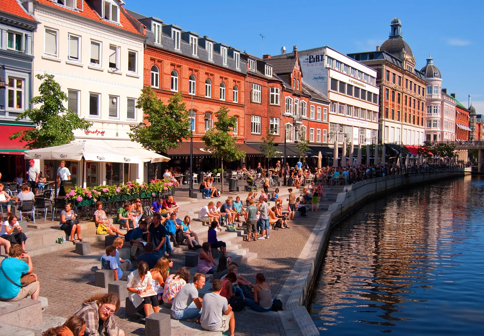 Aarhus, Stadt auf der Halbinsel Jütland, im Sommer und die Menschen genießen die Sonne