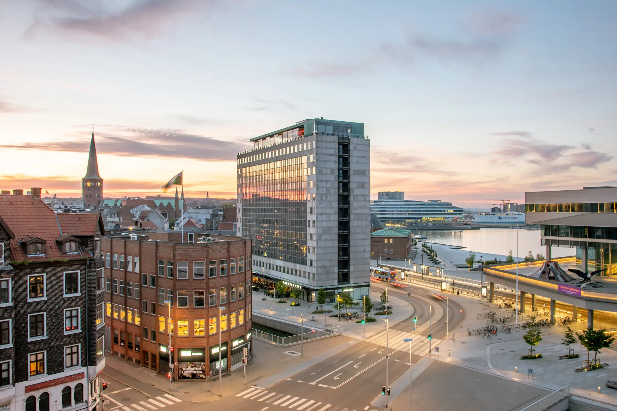Skyline von Aarhus bei Nacht mit dem Europahuset und der Kathedrale