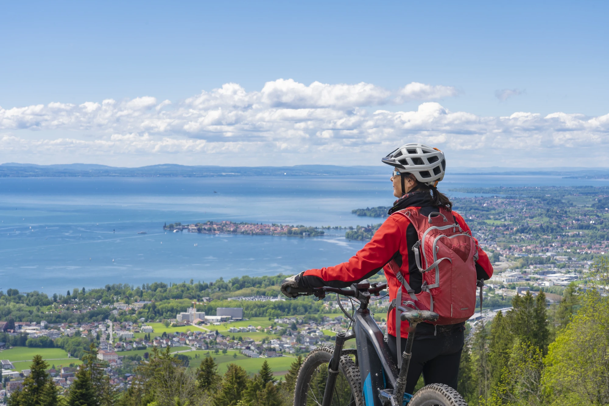 Wanderurlaub Fahrrad Tour, Frau blickt auf Bodensee - aovo