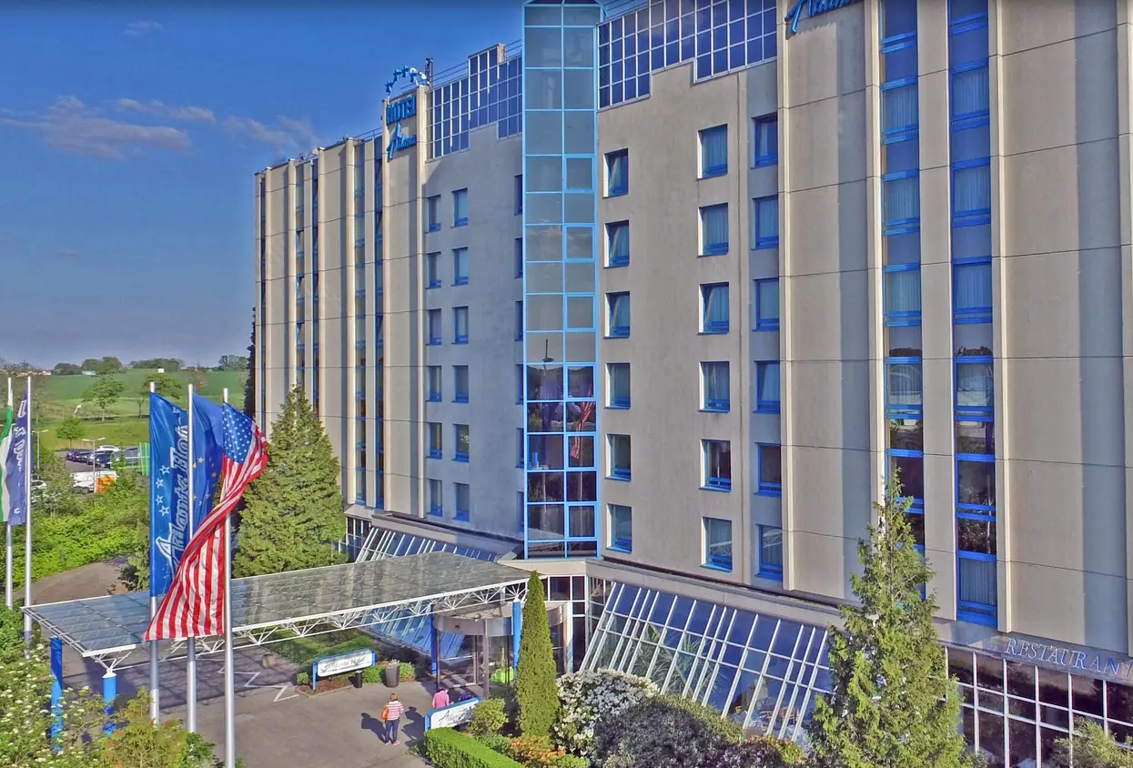 Atlanta Hotel International Stadt Leipzig von der Außenansicht. Amerikanische Flaggen wehen im Wind