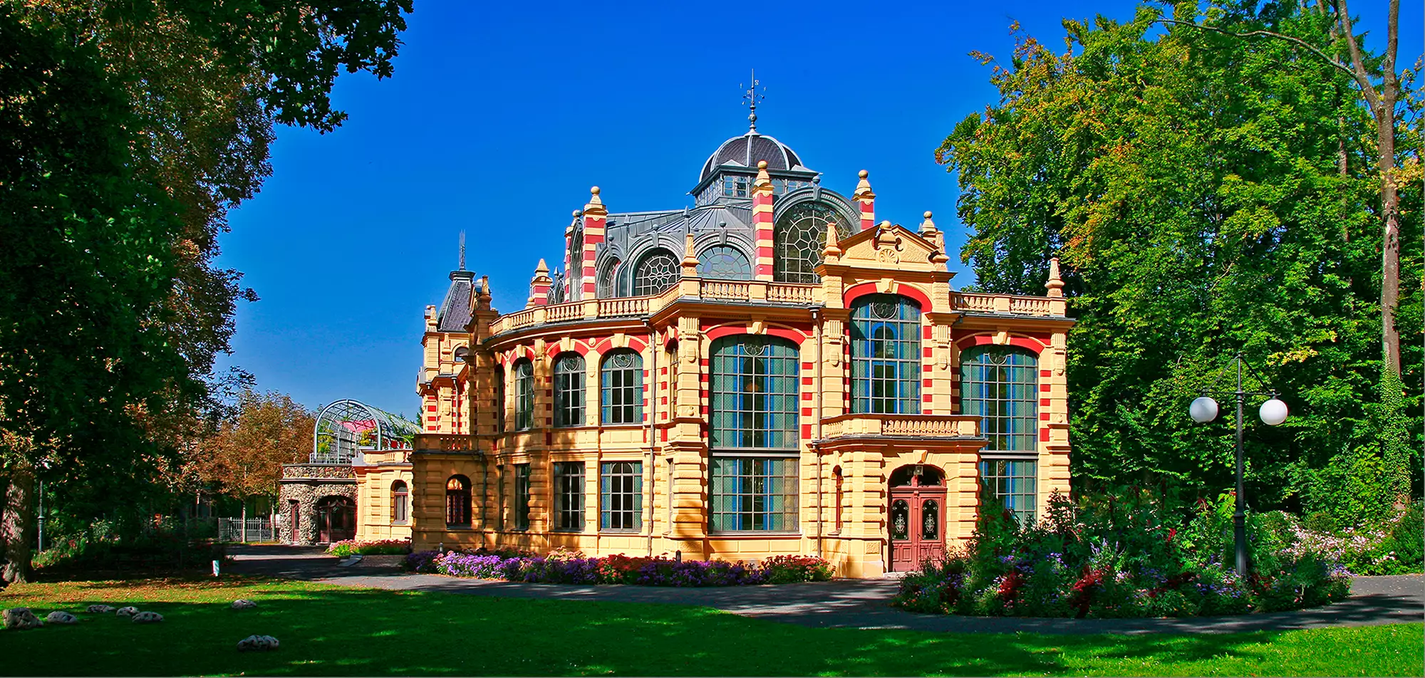 buntes Kurhaus in Augsburg mit Blick von der Parkseite