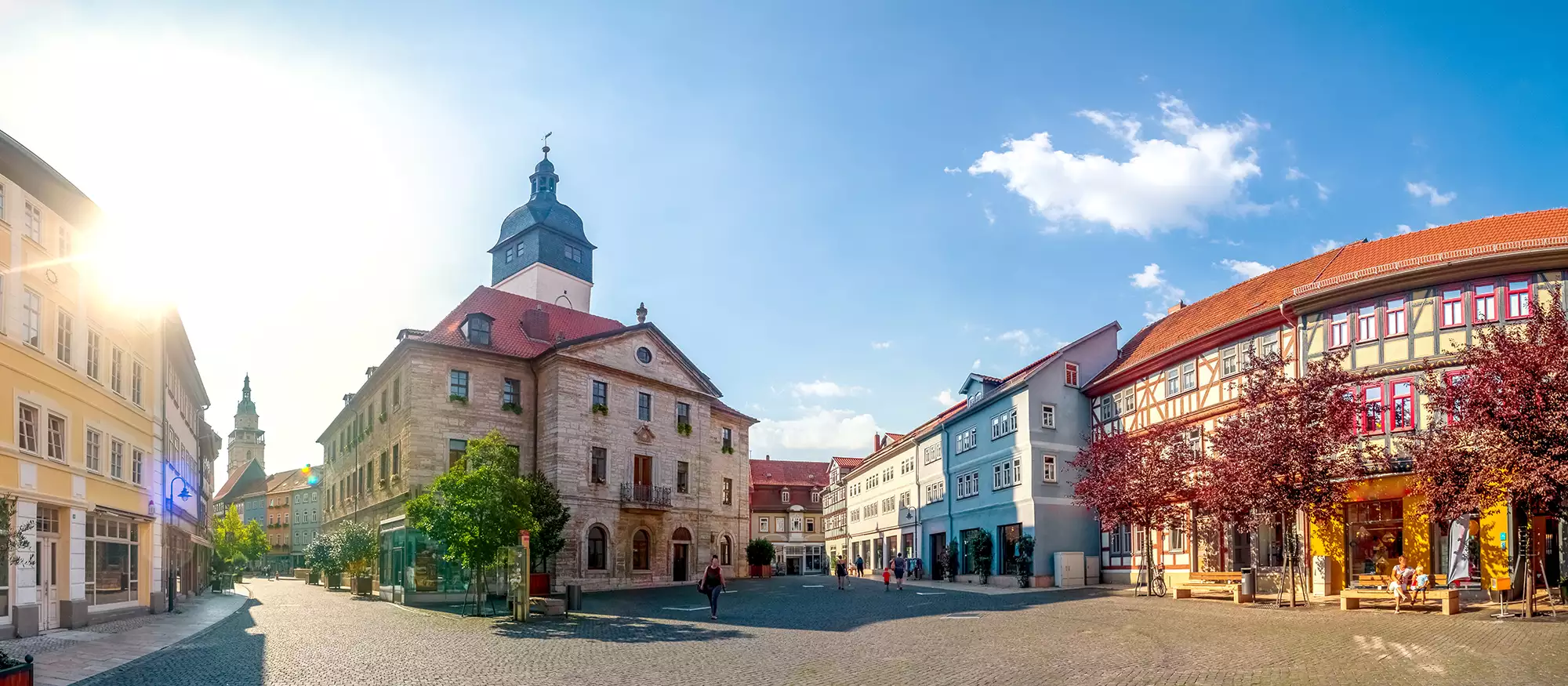 Rathaus Neumarkt mit seinen Fachwerkhäusern in der Morgensonne in Bad Langensalza