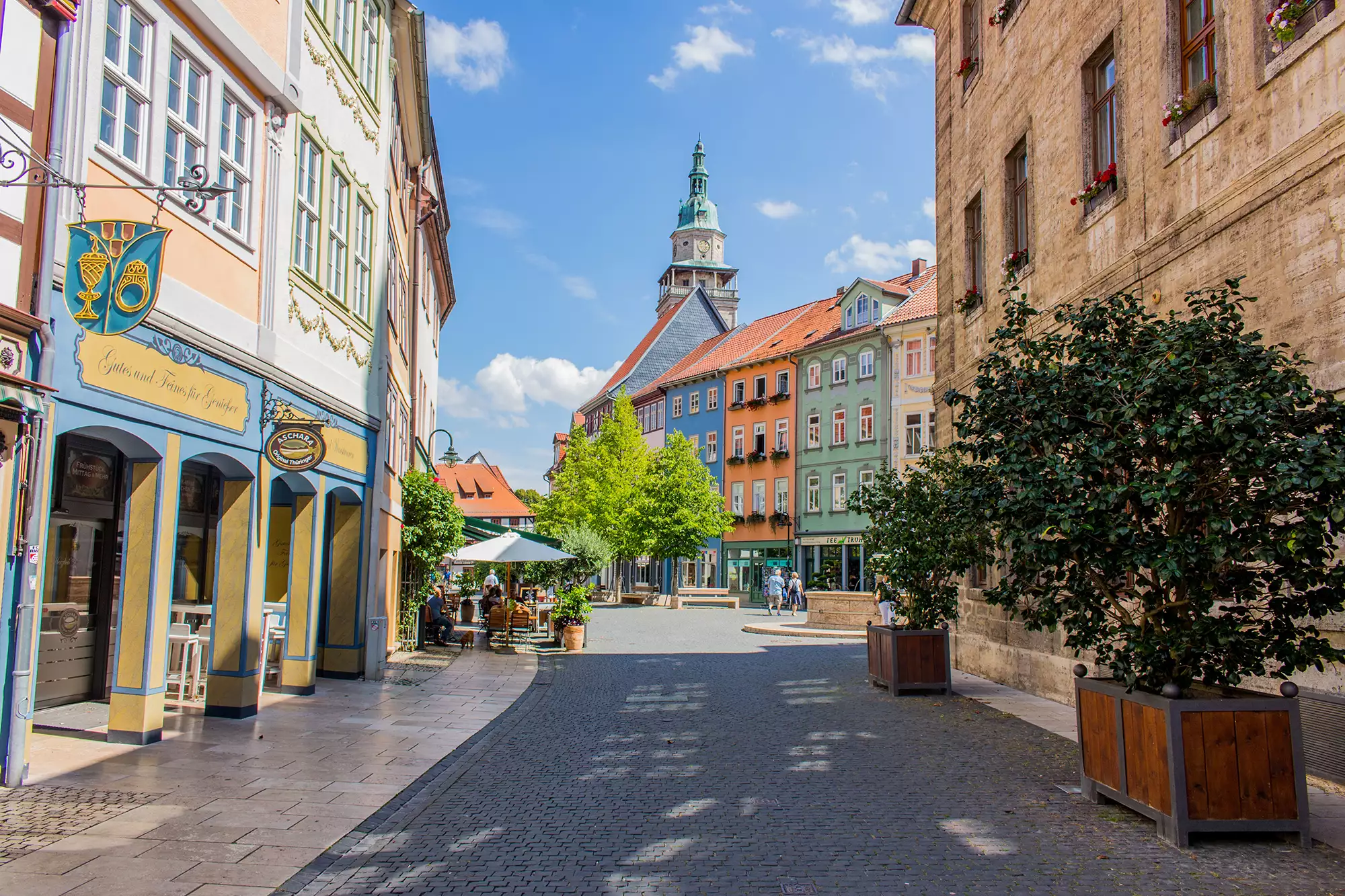 Innenstadt mit bunten Fassaden am Marktplatz in Bad Langensalza
