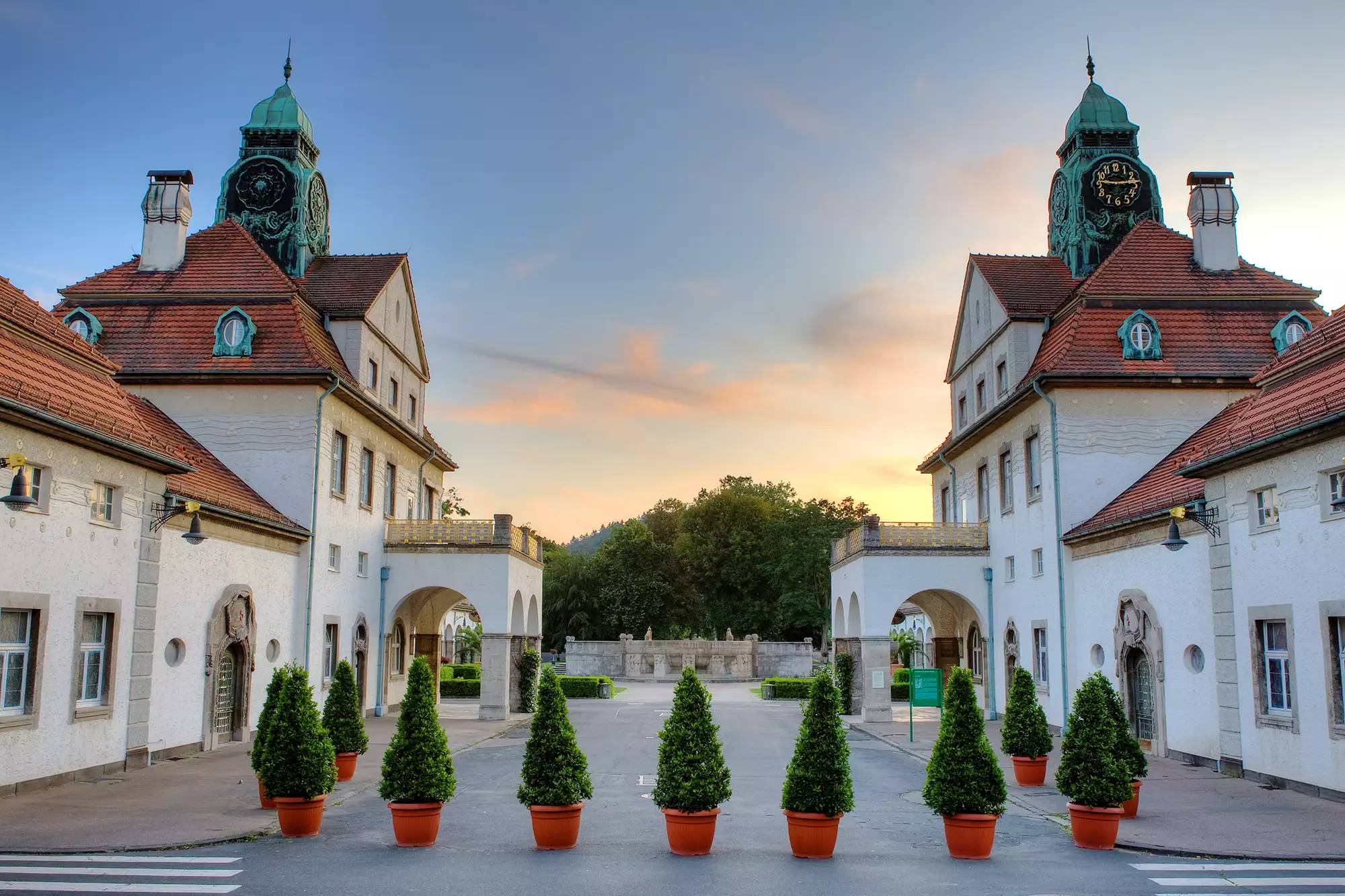 Der Sprudelhof in Bad Nauheim vor blauem Himmel