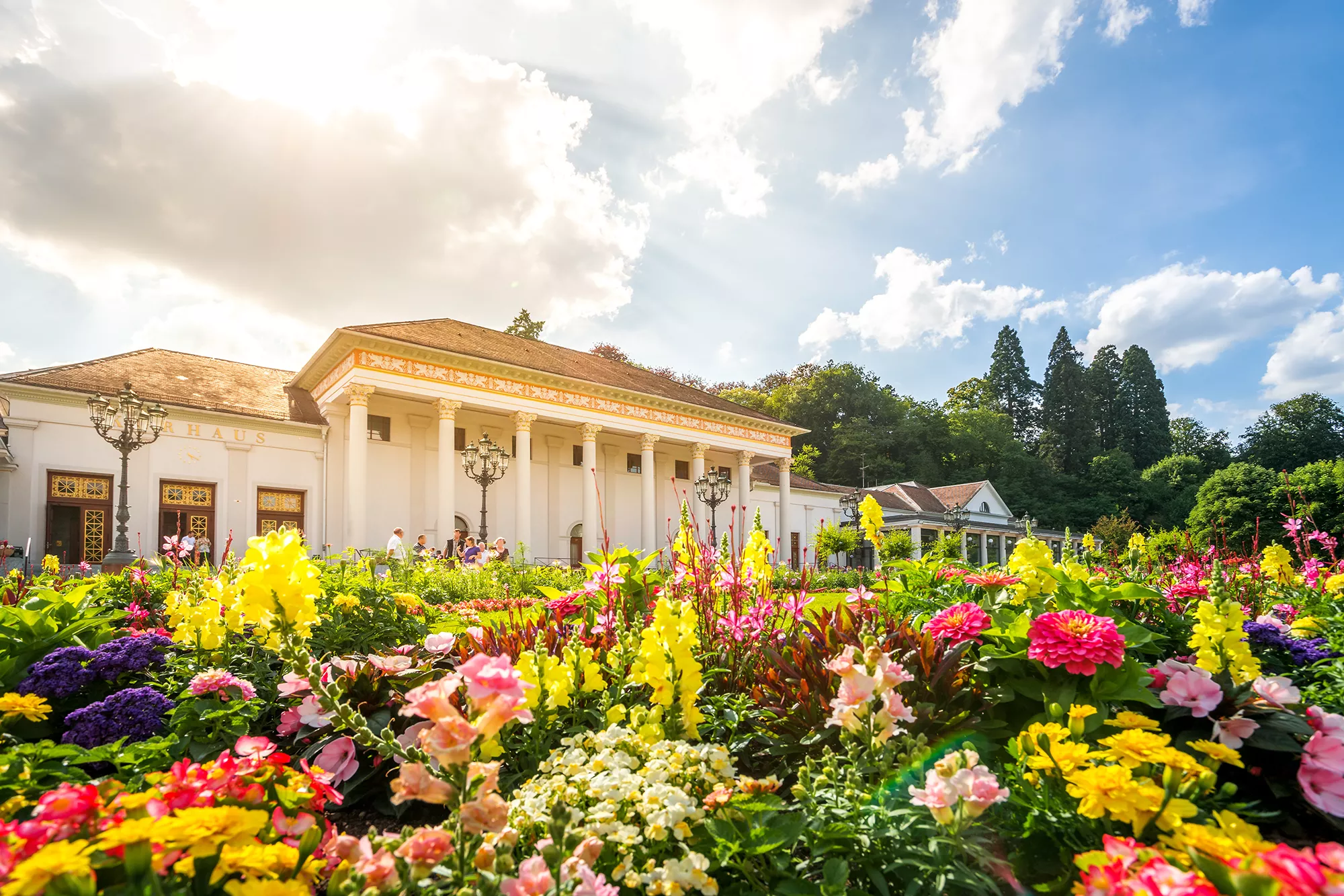 Kurhaus in Baden-Baden mit buntem Potpourrie aus BLumen im Vordergrund