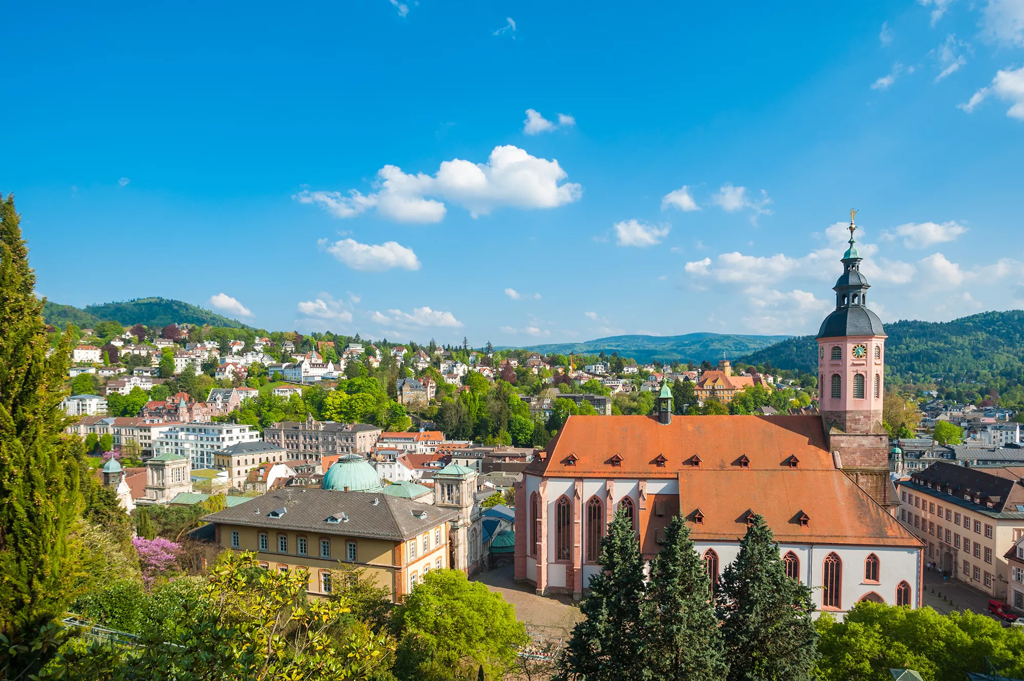 Stiftskirche von Baden-Baden im Sommer mit blauen Himmel