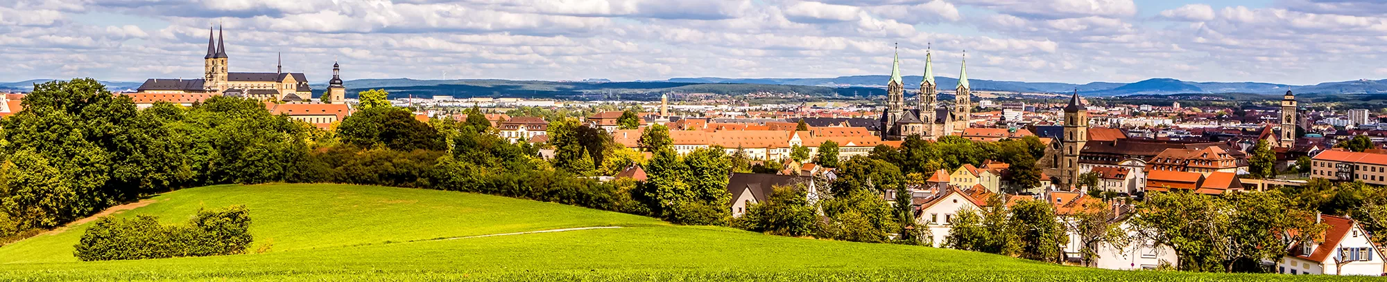 Aussicht auf Bamberg mit einem weiten Blick, in der Ferne Hügelketten