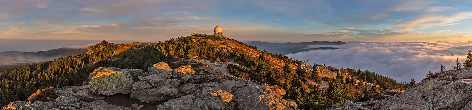 Panoramablick auf den Großen Arber im Bayrischen Wald bei Sonnenuntergang