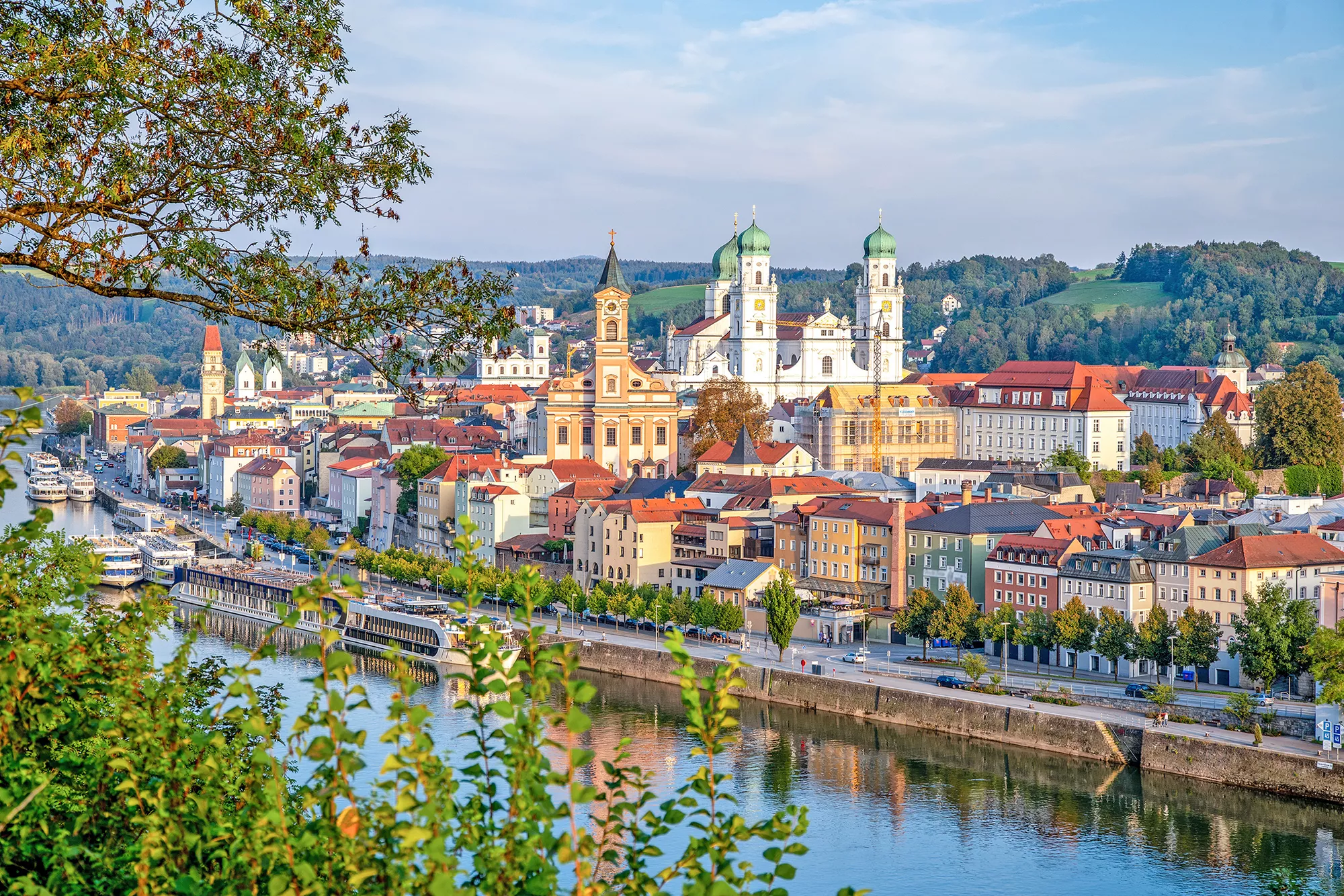 Stadtpanorama Passau mit hügeliger Landschaft im Hintergrund