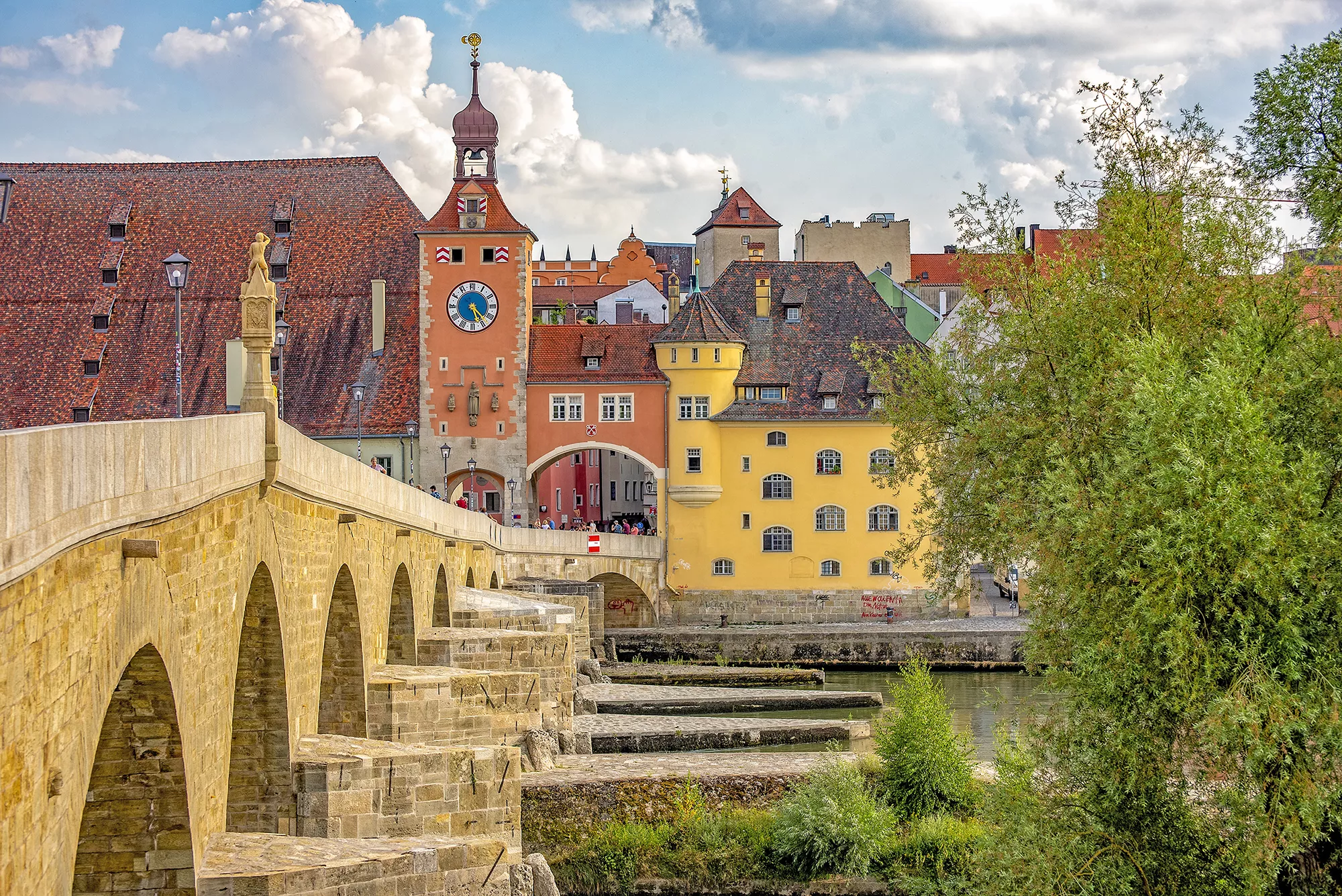 Altstadt von Regensburg im Bayrischen Wald mit der Steinernen Brücke im Vordergrund