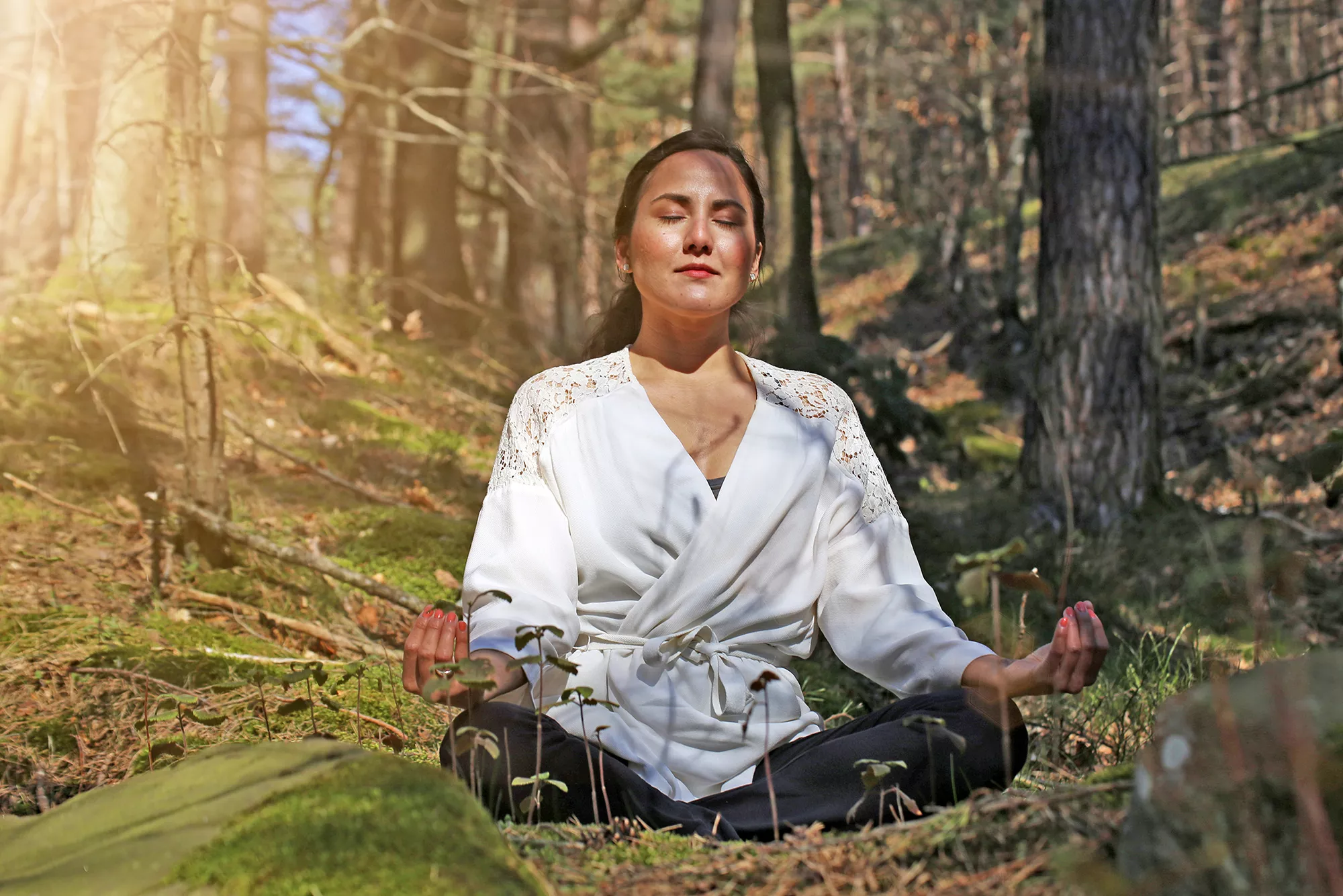 Frau beim Waldbaden im Bayrischen Wald