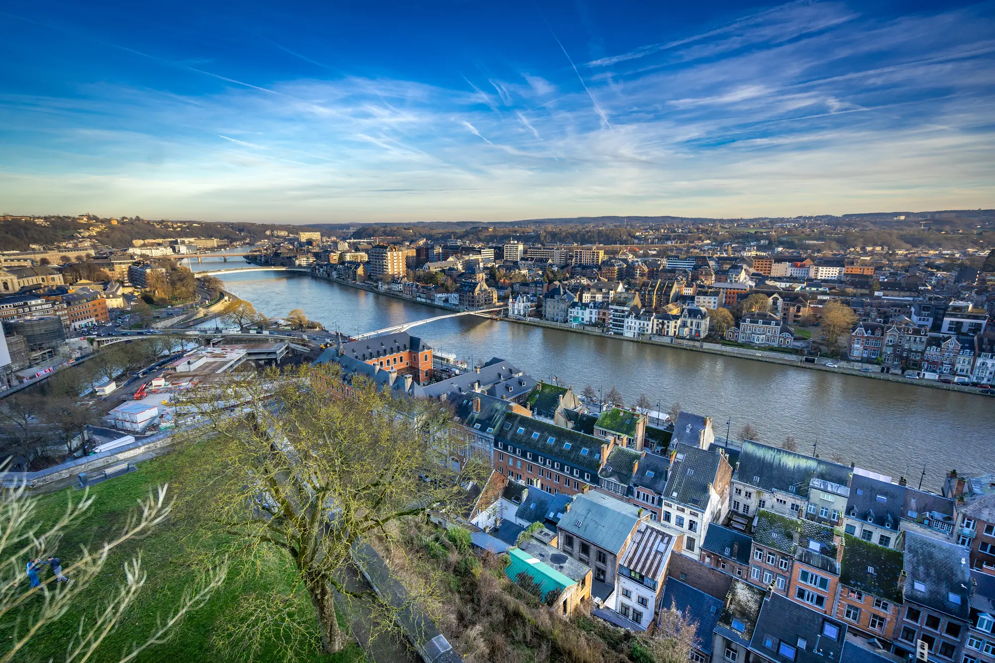 Stadtmotiv Namur bei Tageslicht von oben, mit Blick auf die Stadt und das Wasser, das die beeindruckende Architektur und die malerische Lage an der Maas hervorhebt.