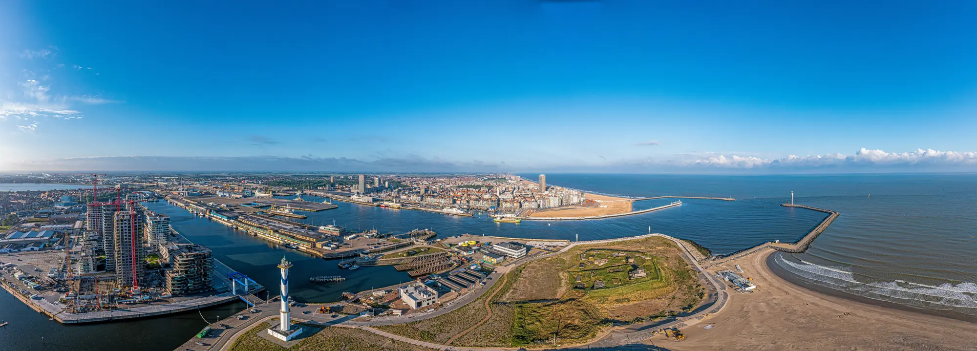 Panoramablick auf Oostende mit dem Meer in Belgien bei sonnigem, klarem Wetter, der die Küstenlinie und die lebhafte Stadtansicht einfängt.