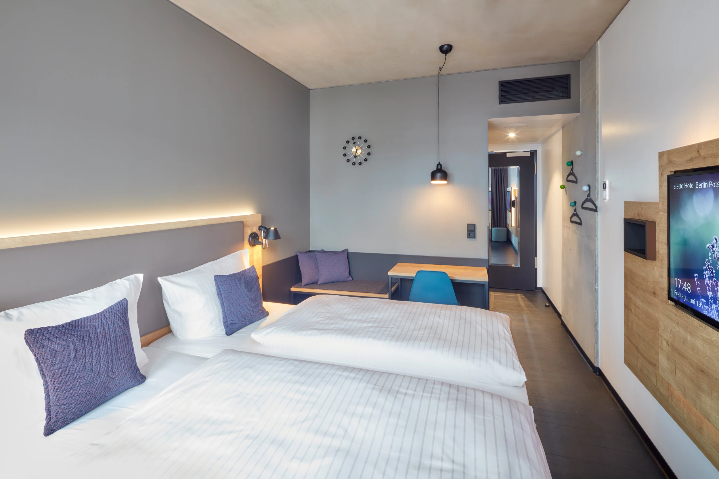aletto Hotel Potsdamer Platz – Zimmerbeispiel mit Doppelbett und Sitzecke