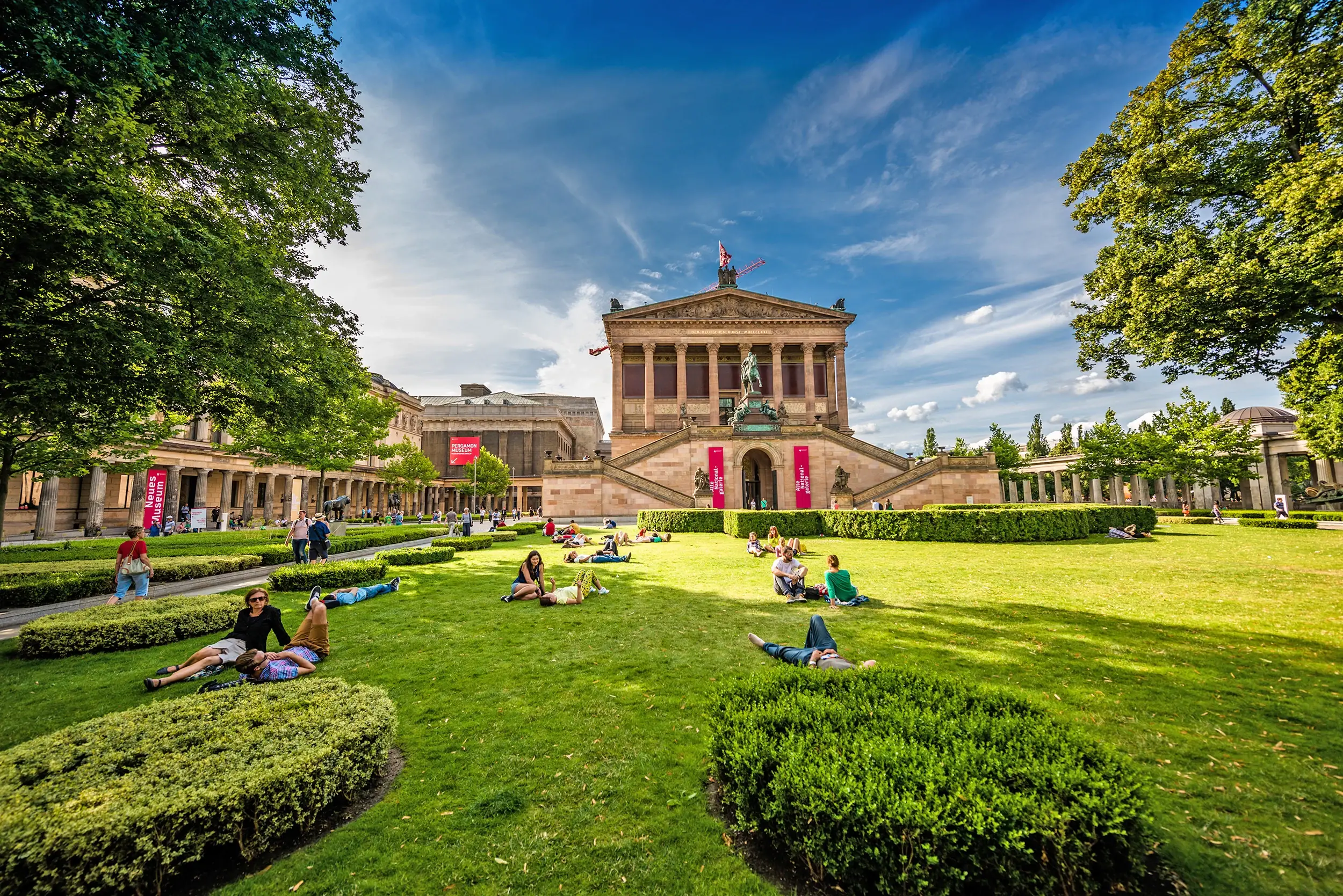 Sonniger Parkausschnitt auf der Museumsinsel beim Kurzurlaub Berlin