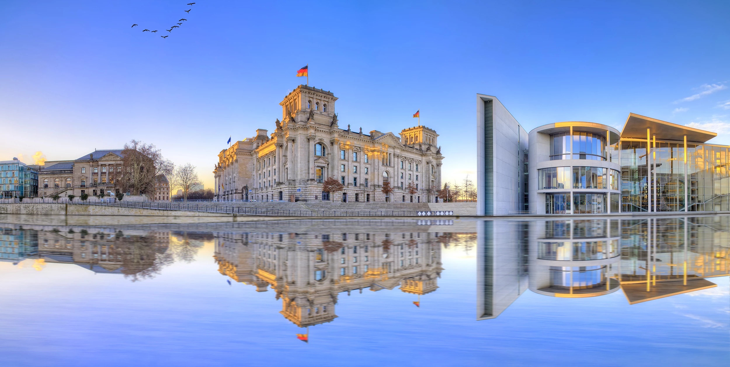 Reichstag in der Stadt Berlin vom Wasser aus aufgenommen