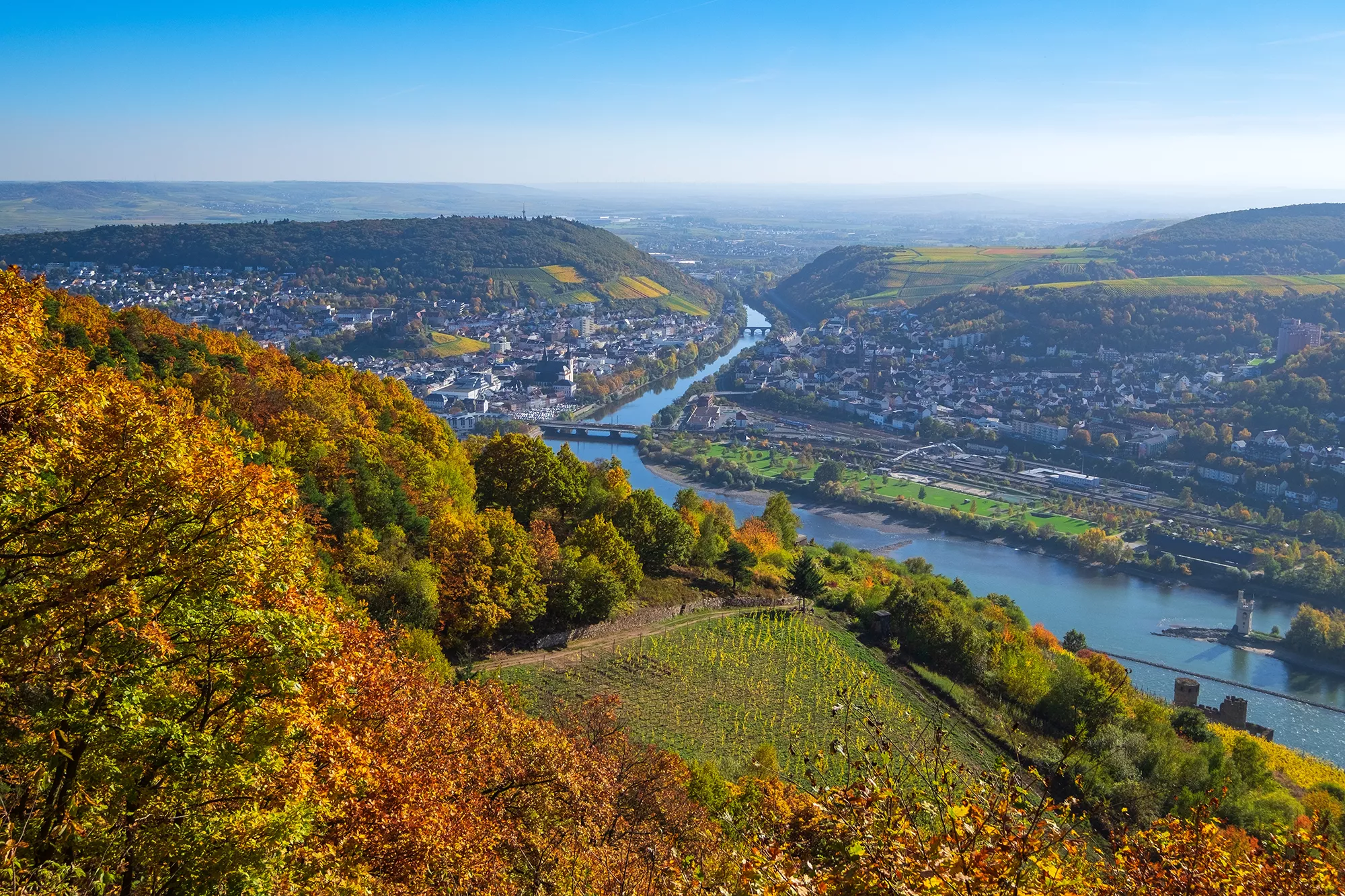 Blick auf Bingen im Herbst