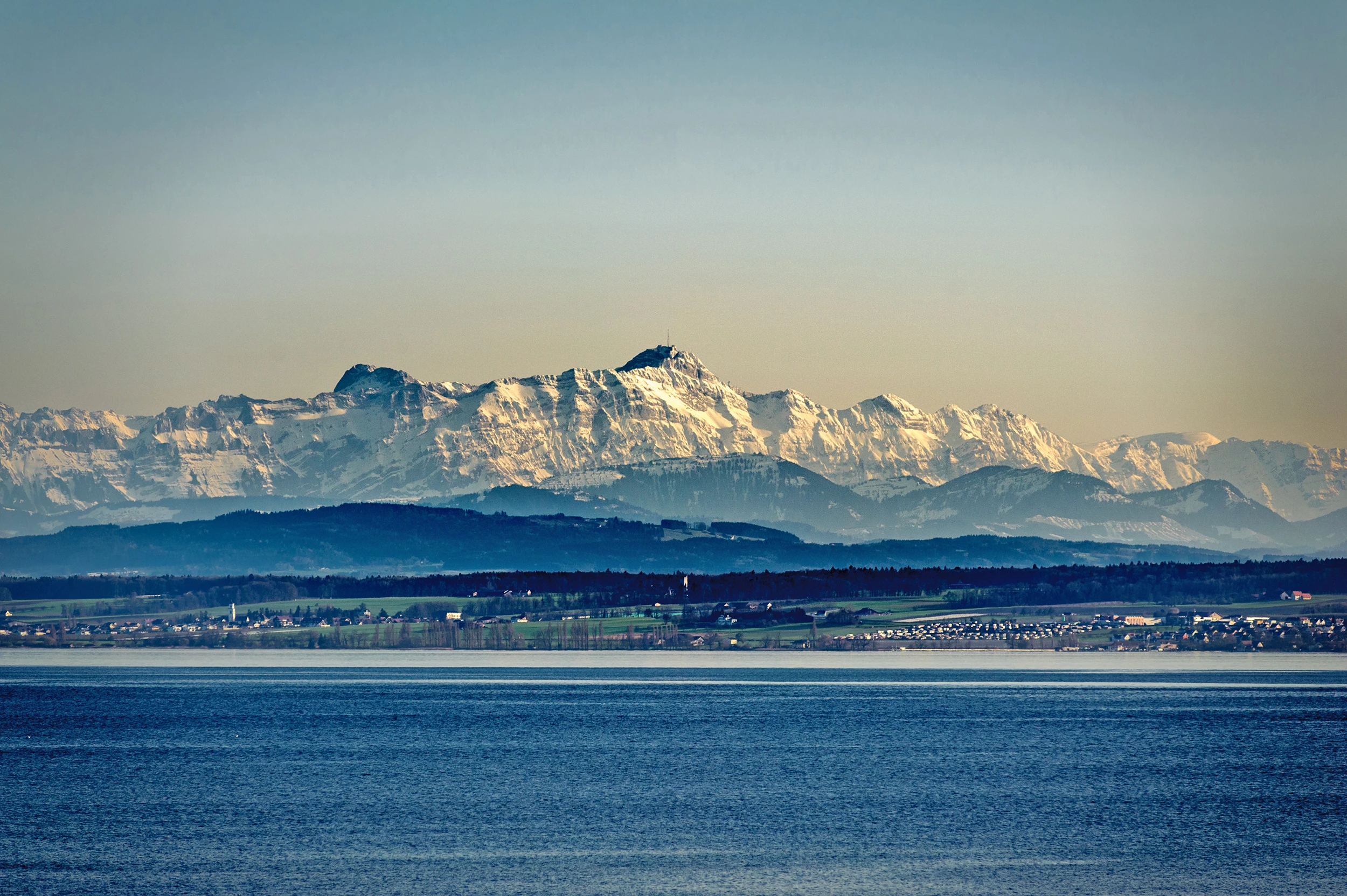 Blick auf Berg Säntis mit Schnee vom Bodensee aus