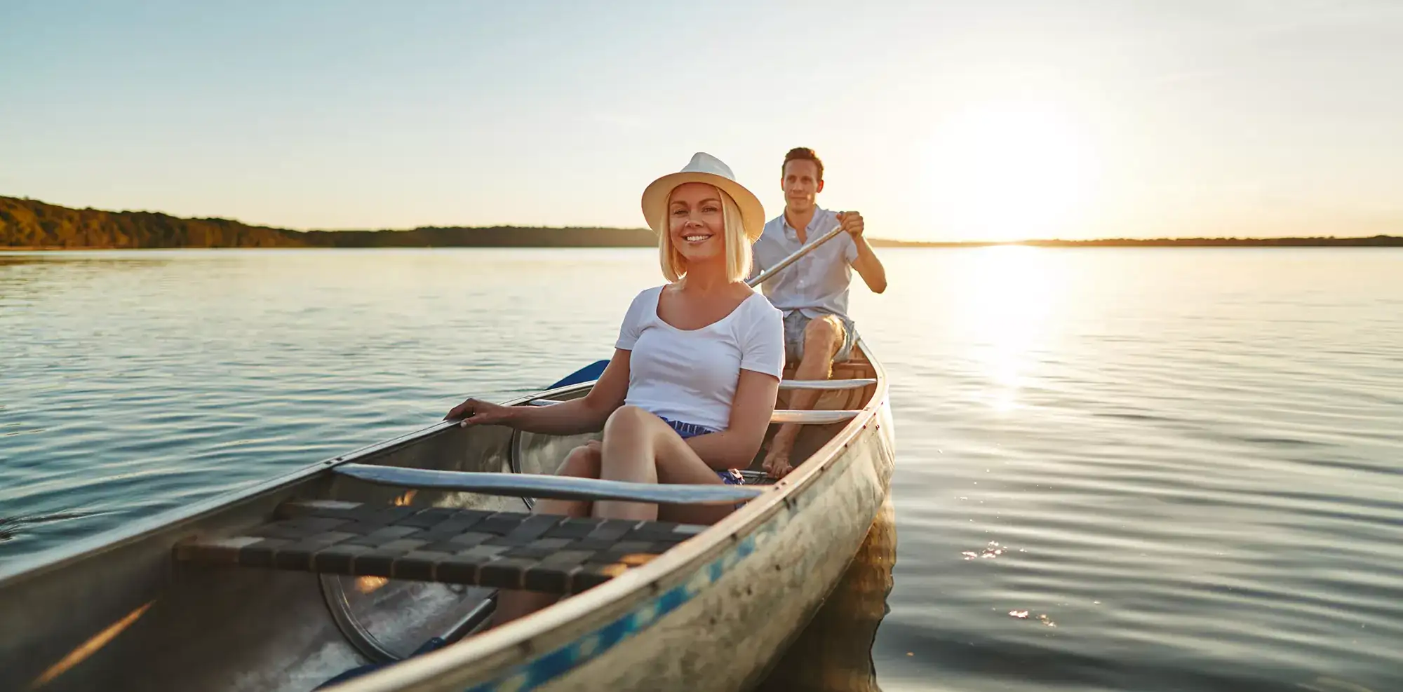 Pärchen beim Boot fahren bei Sonnenuntergang