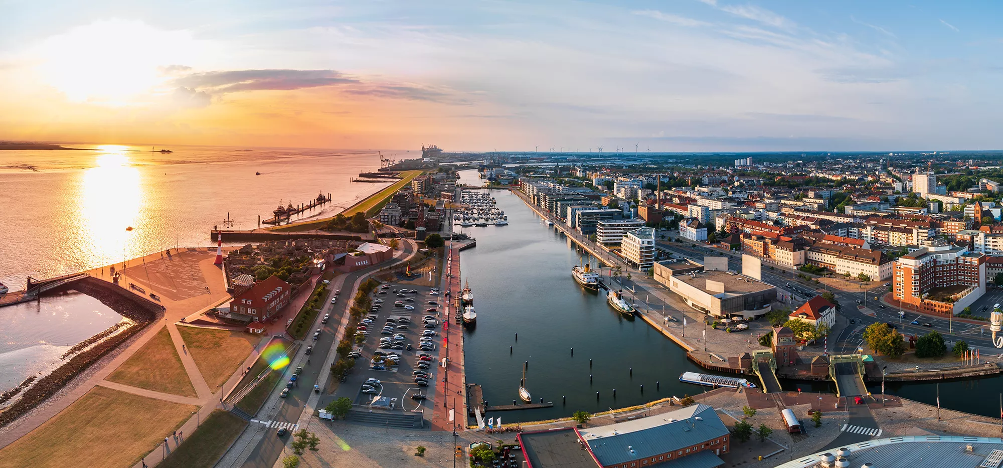 Hafenbecken aus Vogelperspektive bei Sonnenuntergang in Bremerhaven