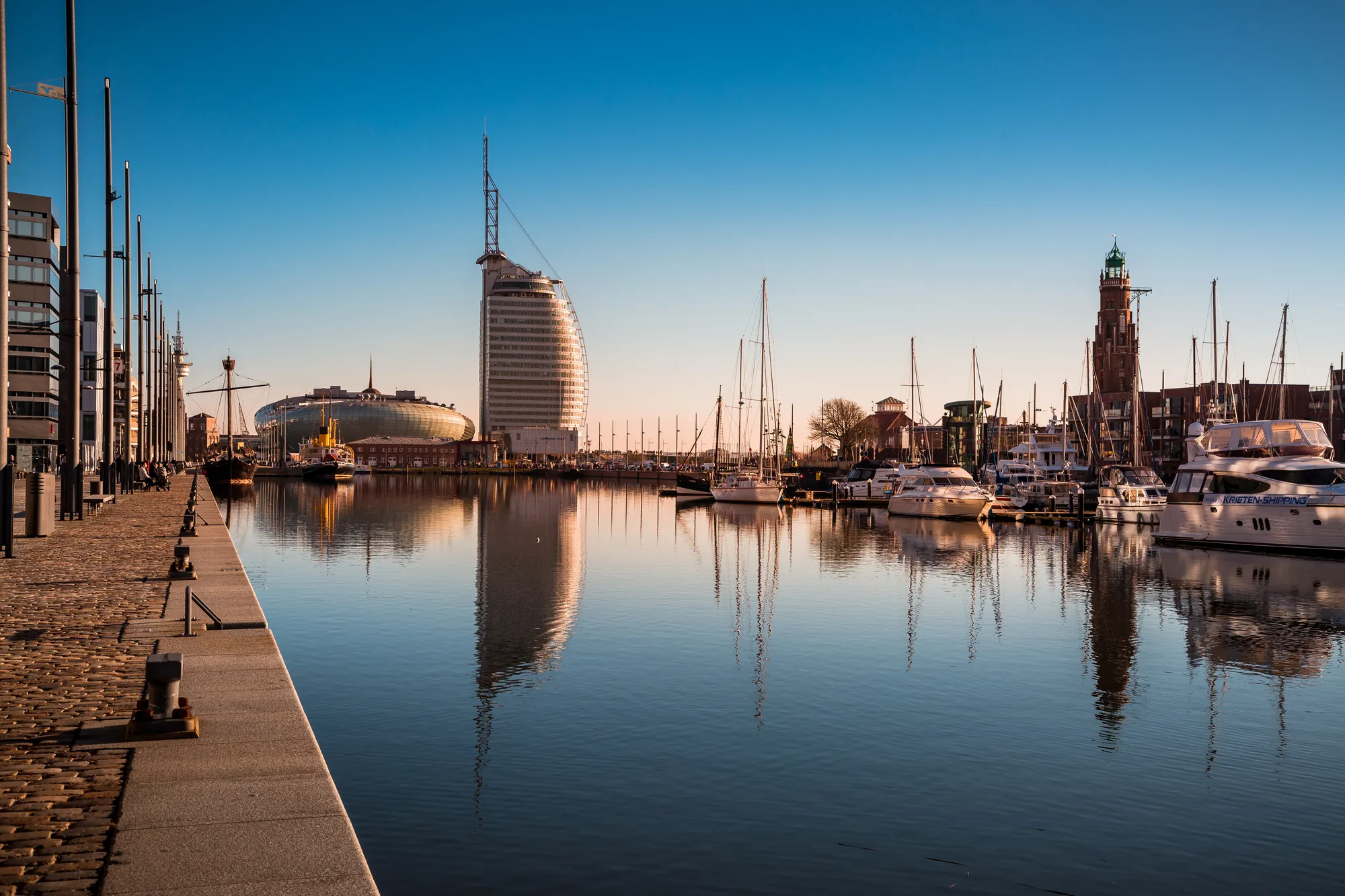 Das Klimahaus und Deutsche Auswandererhaus mit Blick vom Hafen gesehen auf einer Reise mit Hotel Bremerhaven