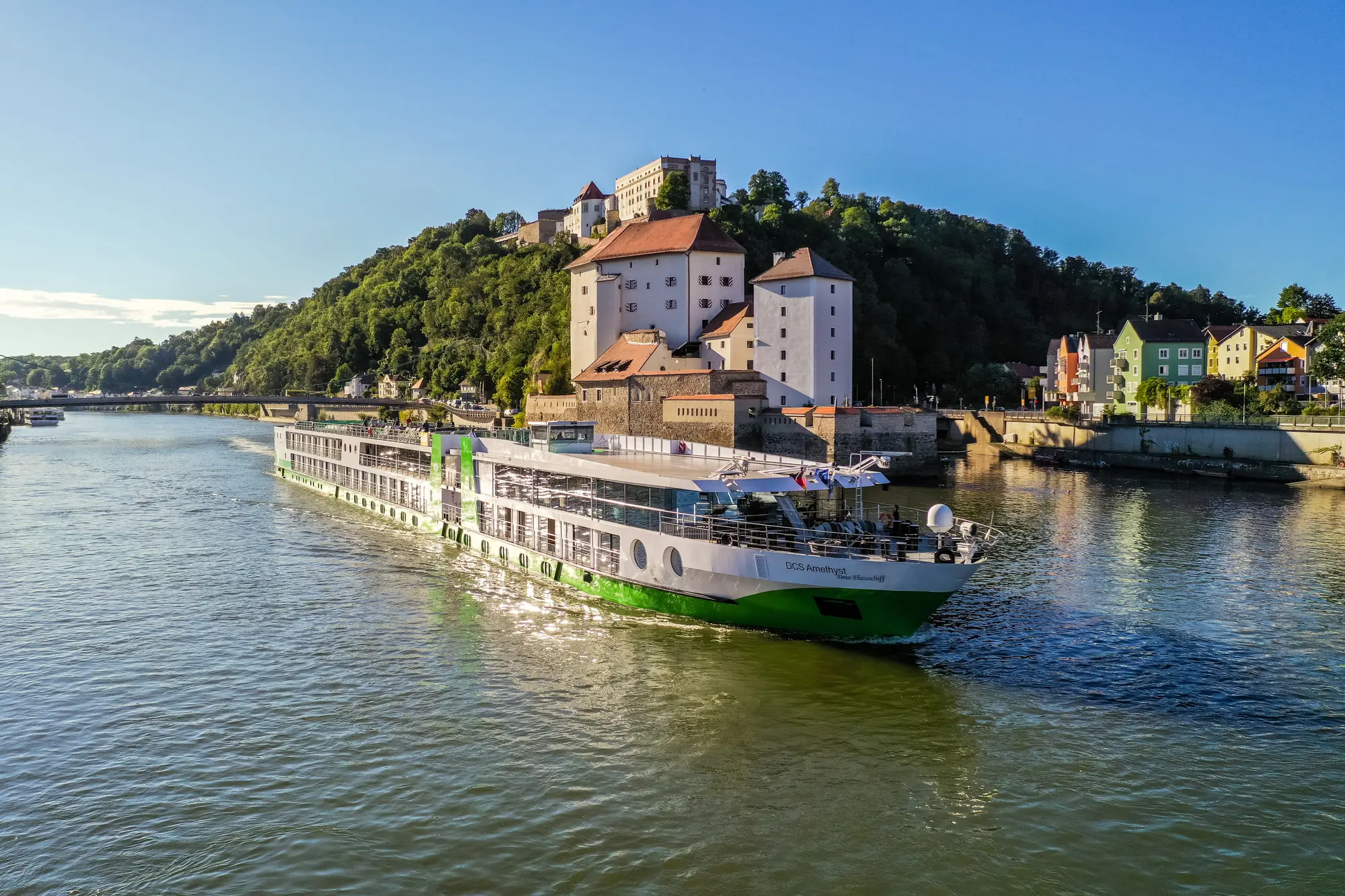 Donau-Flusskreuzfahrt - DCS Amethyst im Sonnenschein auf dem Fluss