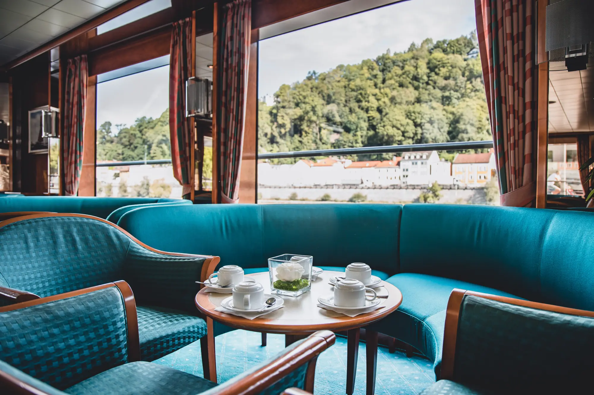 DCS Amethyst Lounge-Bar