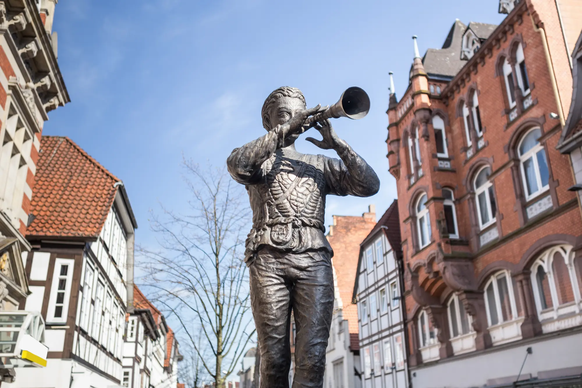 Statue in Hameln, kleiner Junge mit Trompete