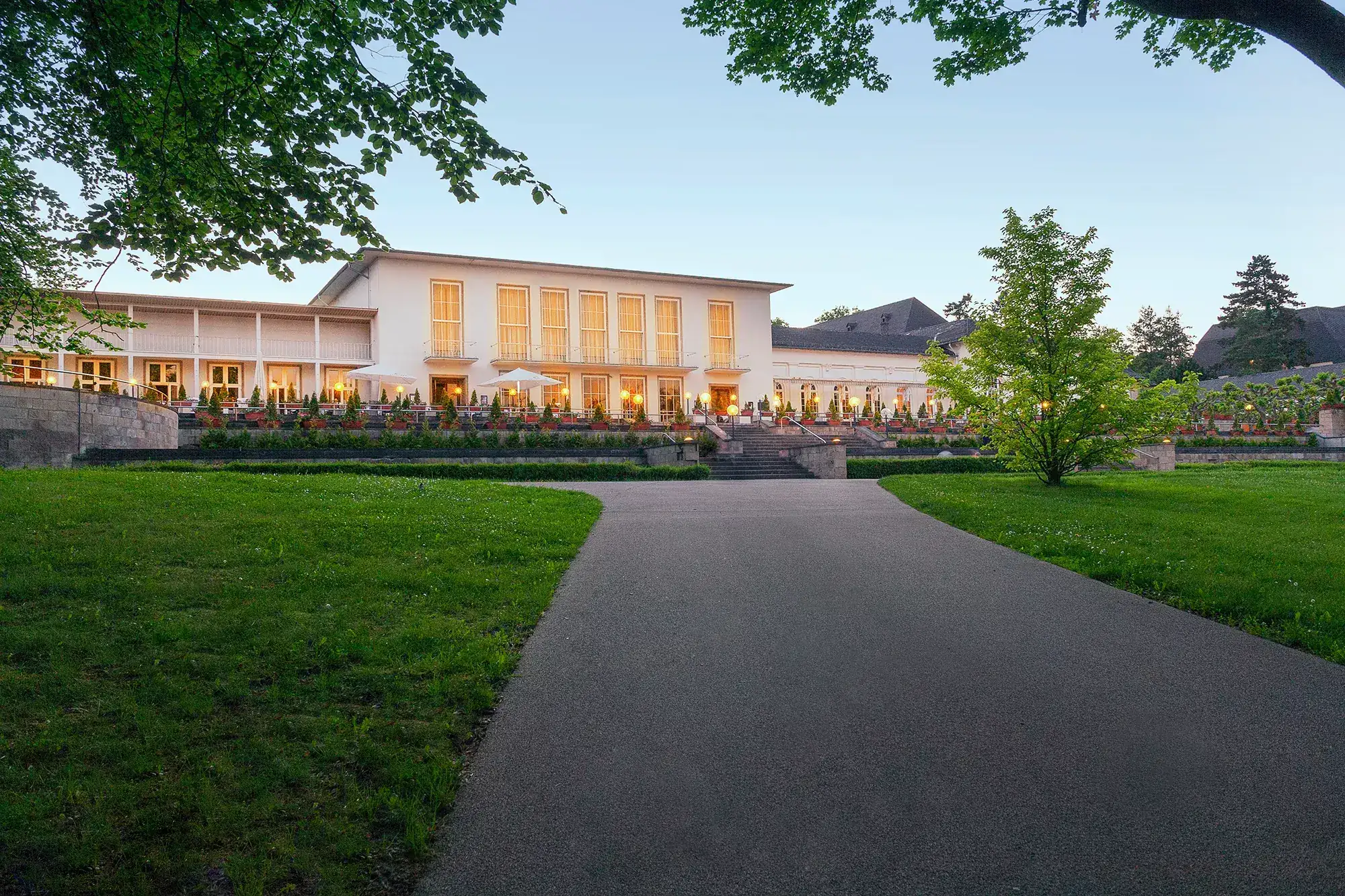 Golfarrangent im Dolce Hotel Bad Nauheim - Außenaufnahme vom Dolce in der Abenddämmerung