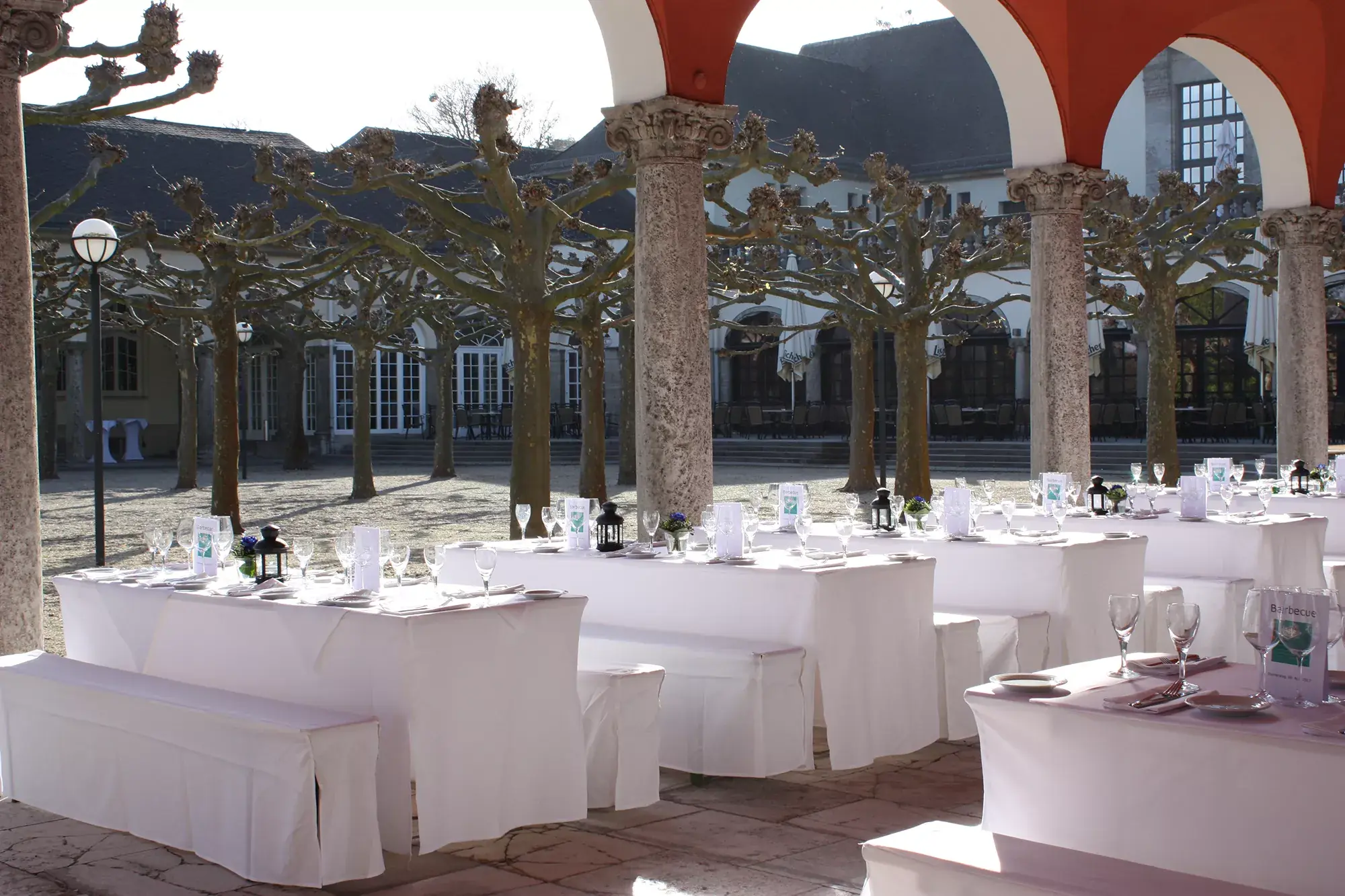 Dolce Hotel Bad Nauheim - Außenatrium mit gedeckten weißen Tischen