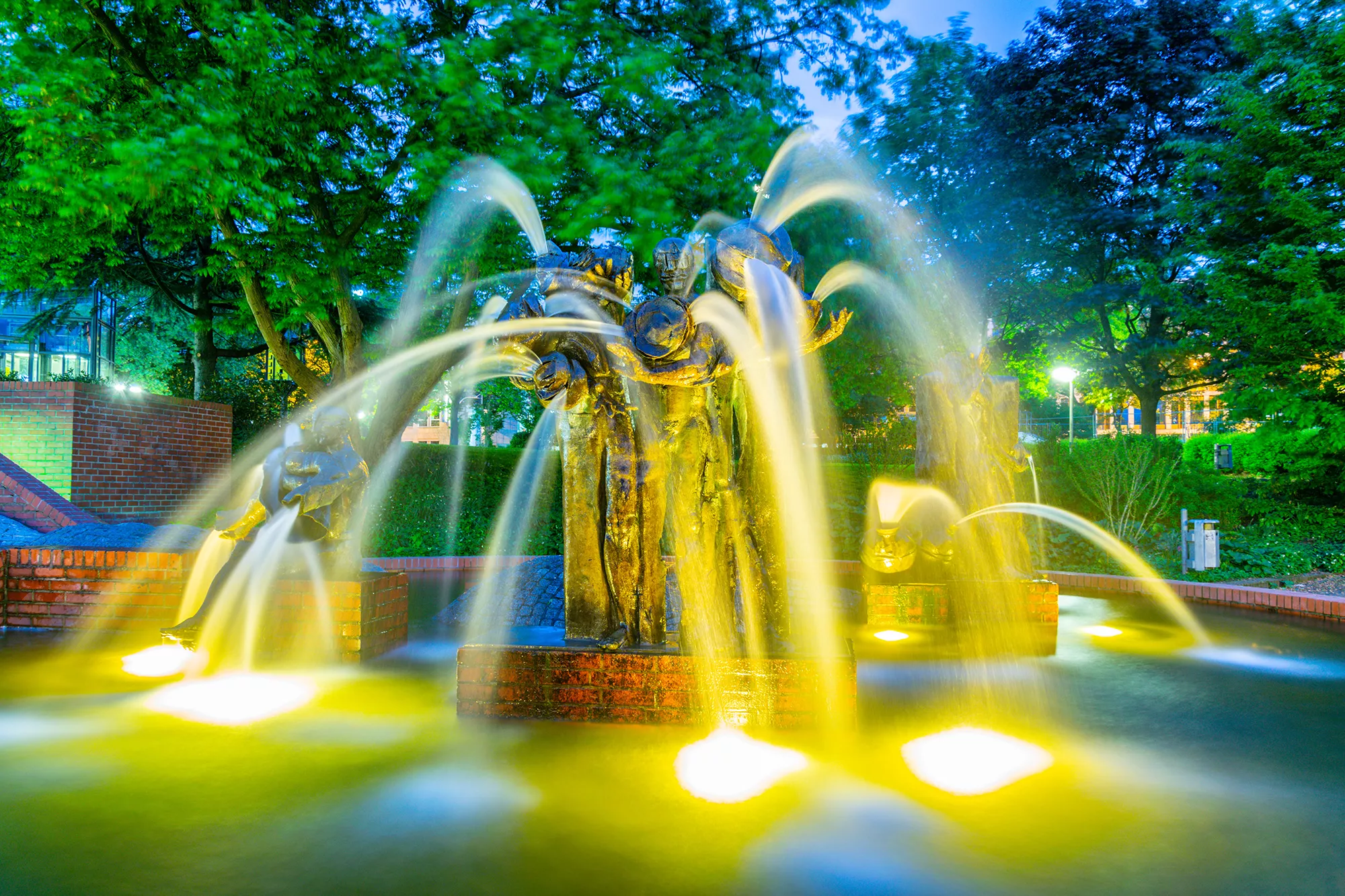 Illuminierter Stadtbrunnen in Dortmund beim Besuch im Deutschen Fussballmuseum
