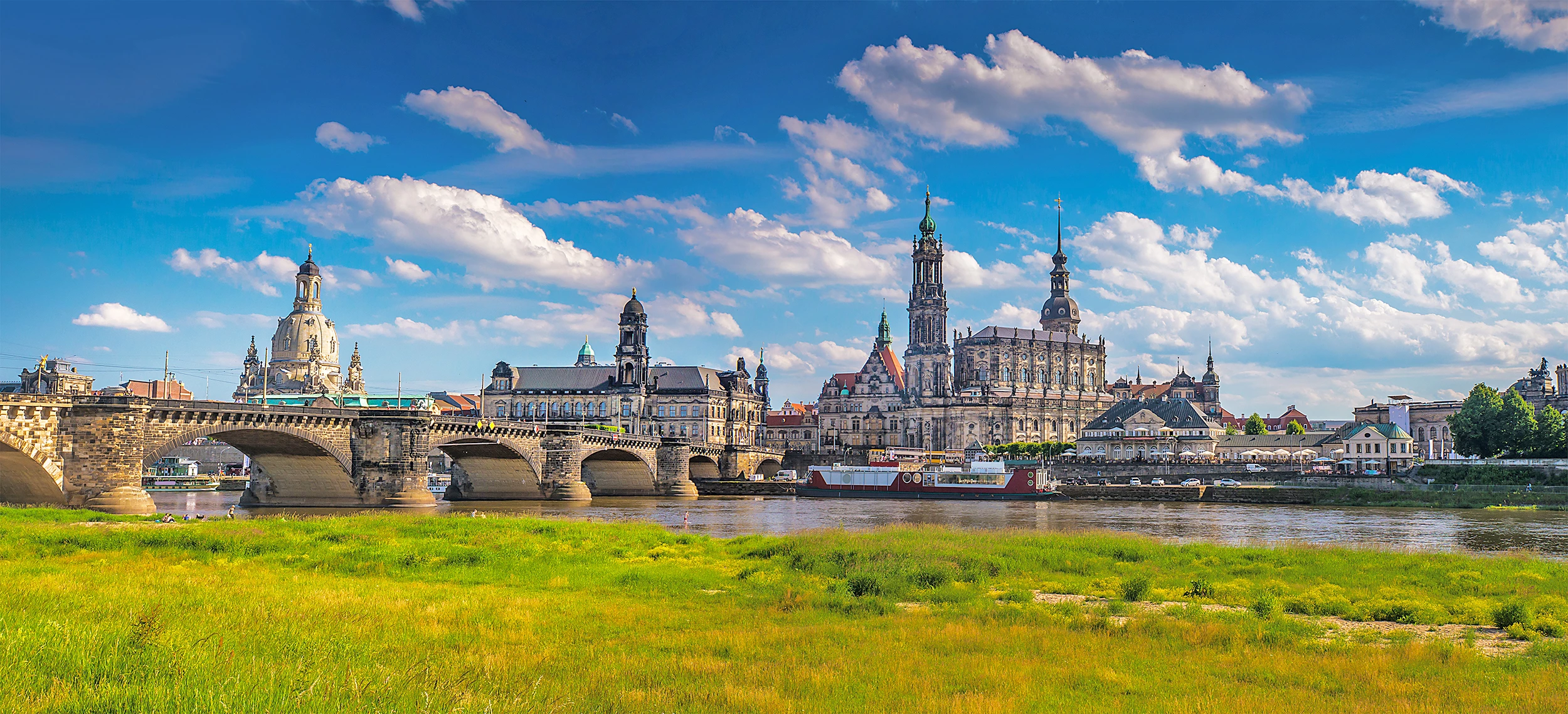Dresden Elbpanorama mit Brücke bei schönen Wetter