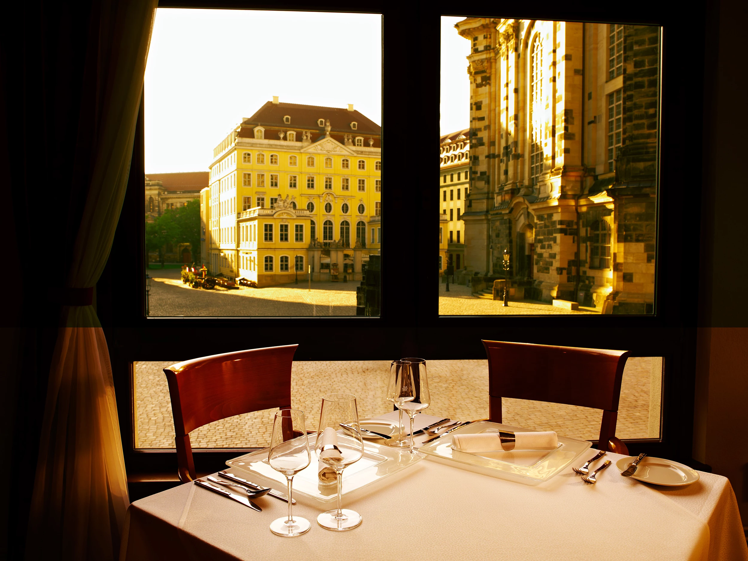 Tisch im Restaurant Rossini im Hilton Dresden mit Blick auf die Frauenkirche