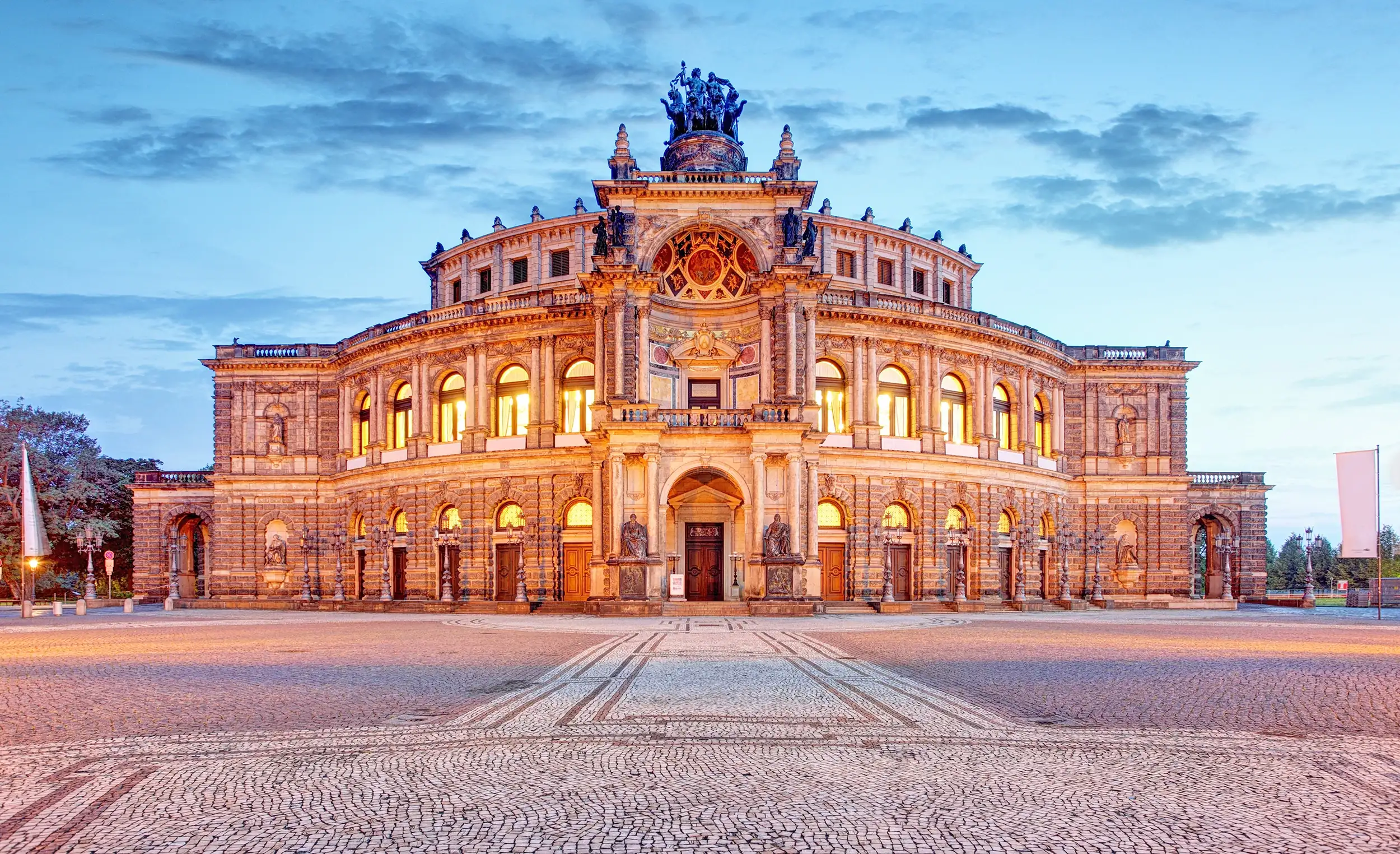 Semperoper am Abend beleuchtet fotografiert beim Kurzurlaub Dresden