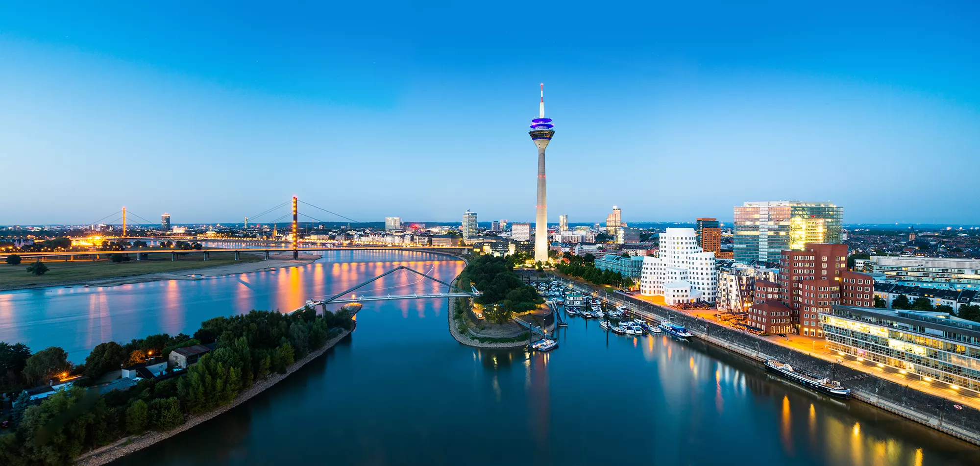Hafen in der Stadt Düsseldorf in der Abenddämmerung