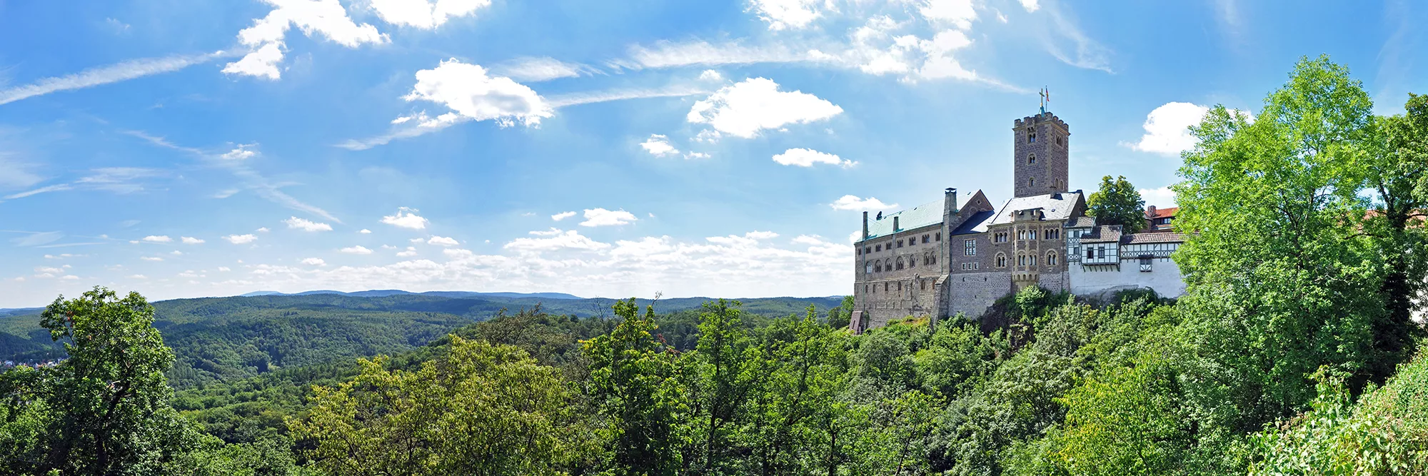 Wartburg im Thüringer Wald vor blauem Hintergrund kann bei der Reise mit Hotel Eisenach besichtigt werden