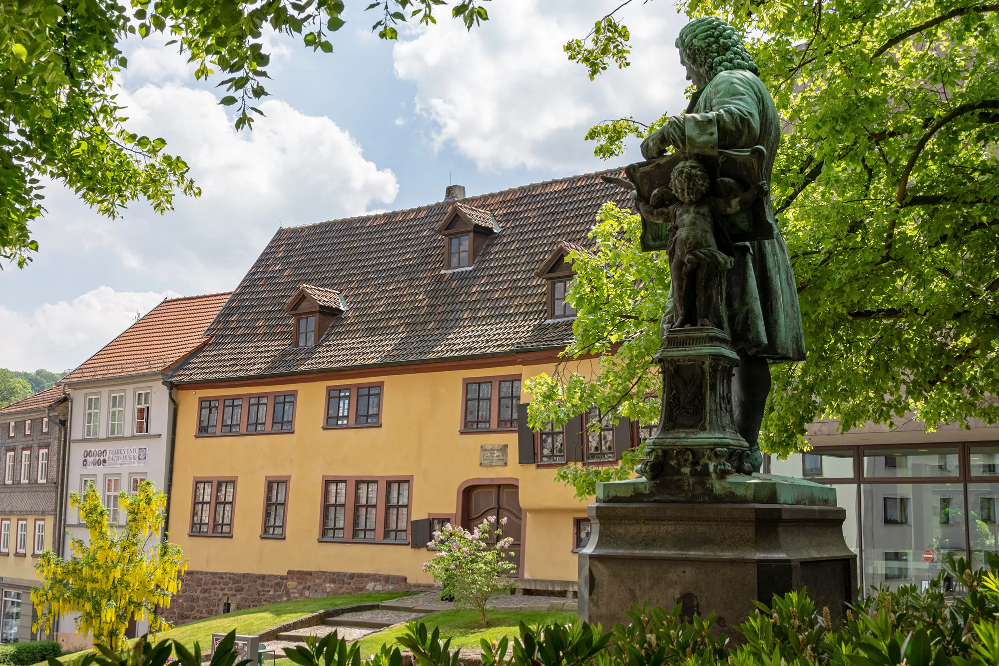 Besichtigen Sie die Statue von Johann Sebastian Bach am Bachhaus auf der Kurzreise mit Hotel Eisenach