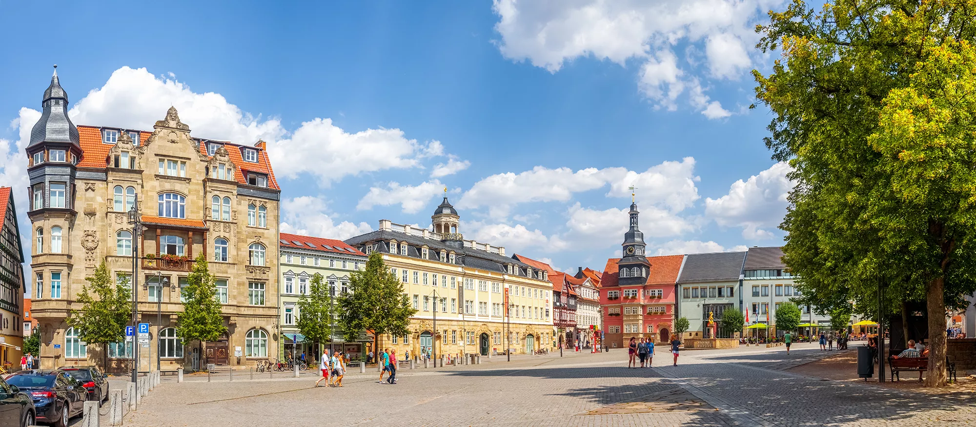 Den Marktplatz im Sommer passieren Sie bei Ihrer Reise mit Hotel Eisenach