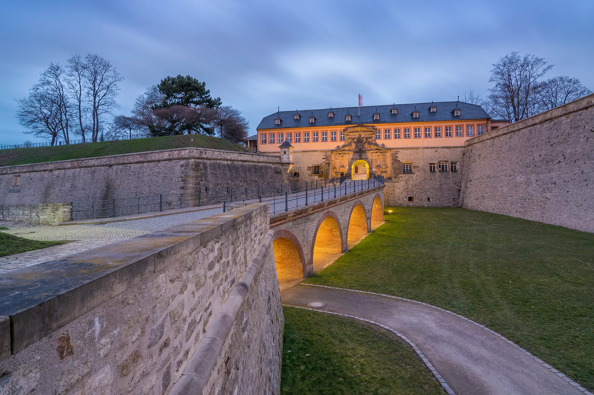 Zitadelle Petersberg in der Stadt Erfurt in der Abenddämmerung