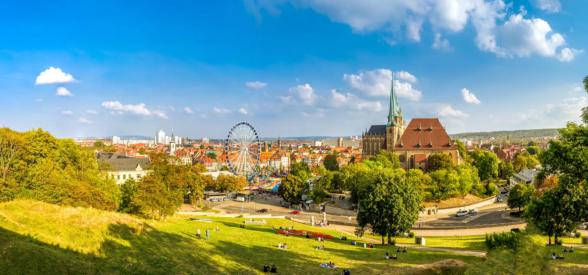 Panoramablick über die Stadt Erfurt mit Kölner Dom und Riesenrad