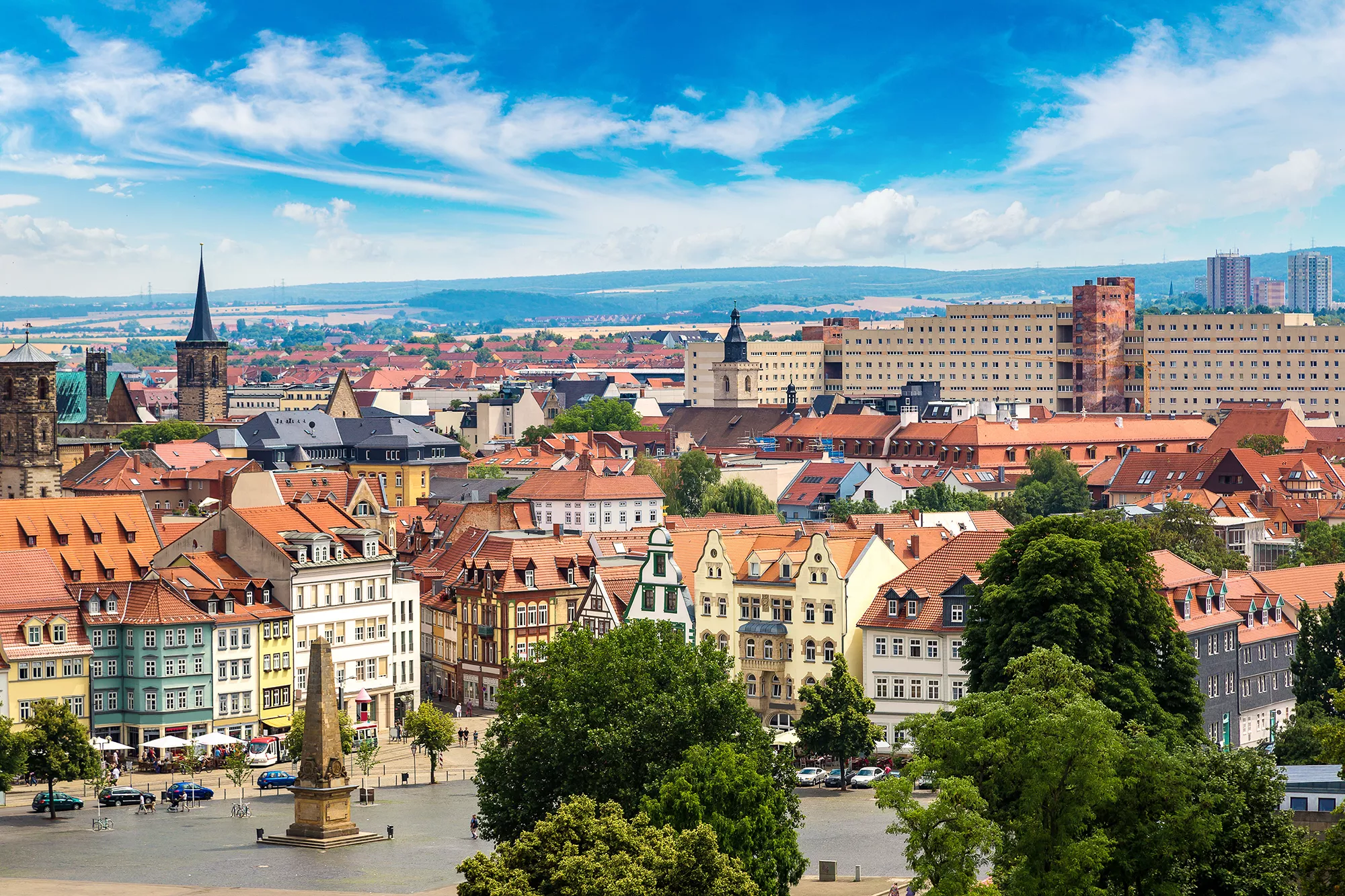 Blick auf die Stadt Erfurt mit Domplatz und Obelisken in Vordergrund