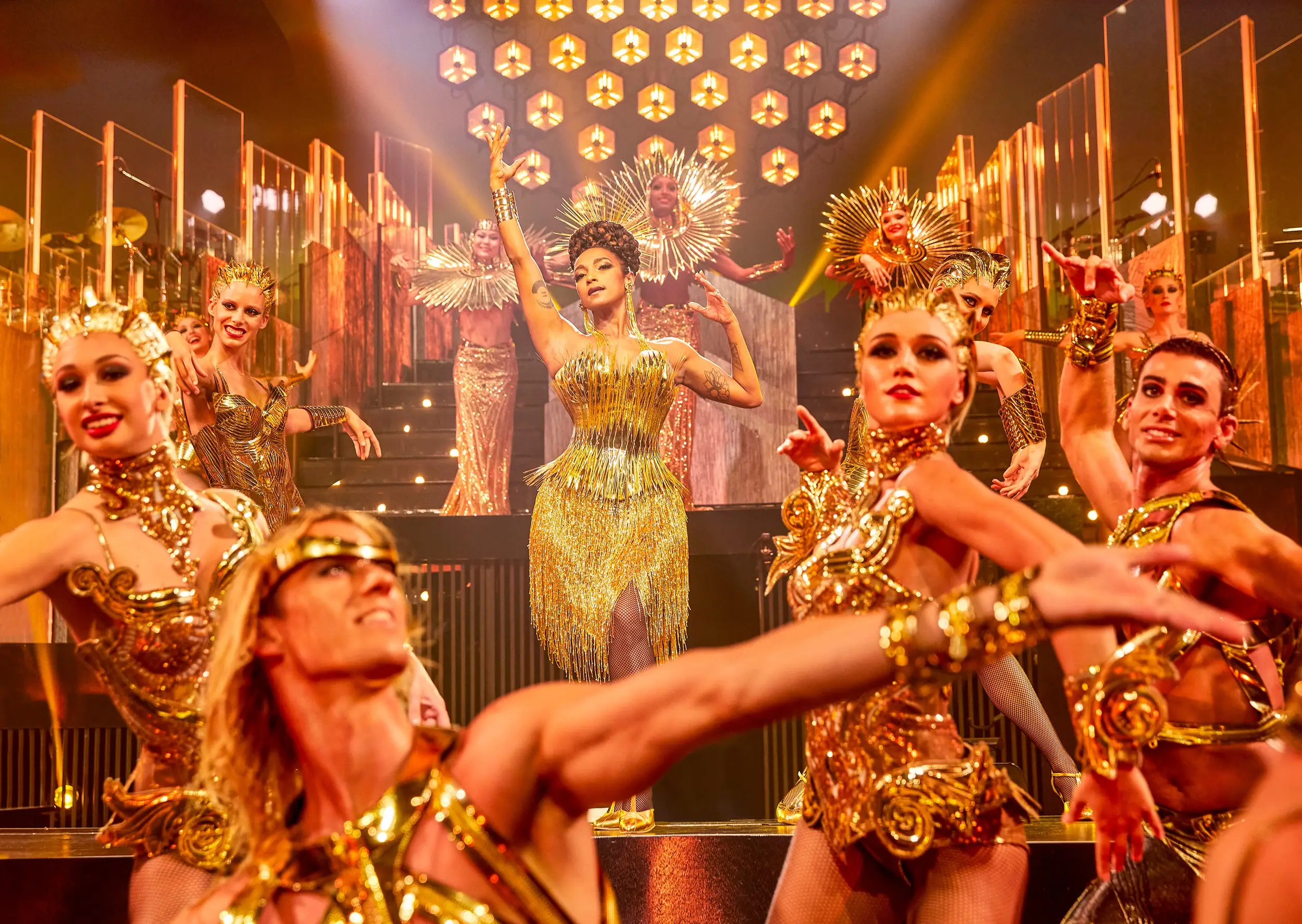 Arise Grand Show - Light Party mit Tänzern und Tänzerinnen in goldenen Kostümen