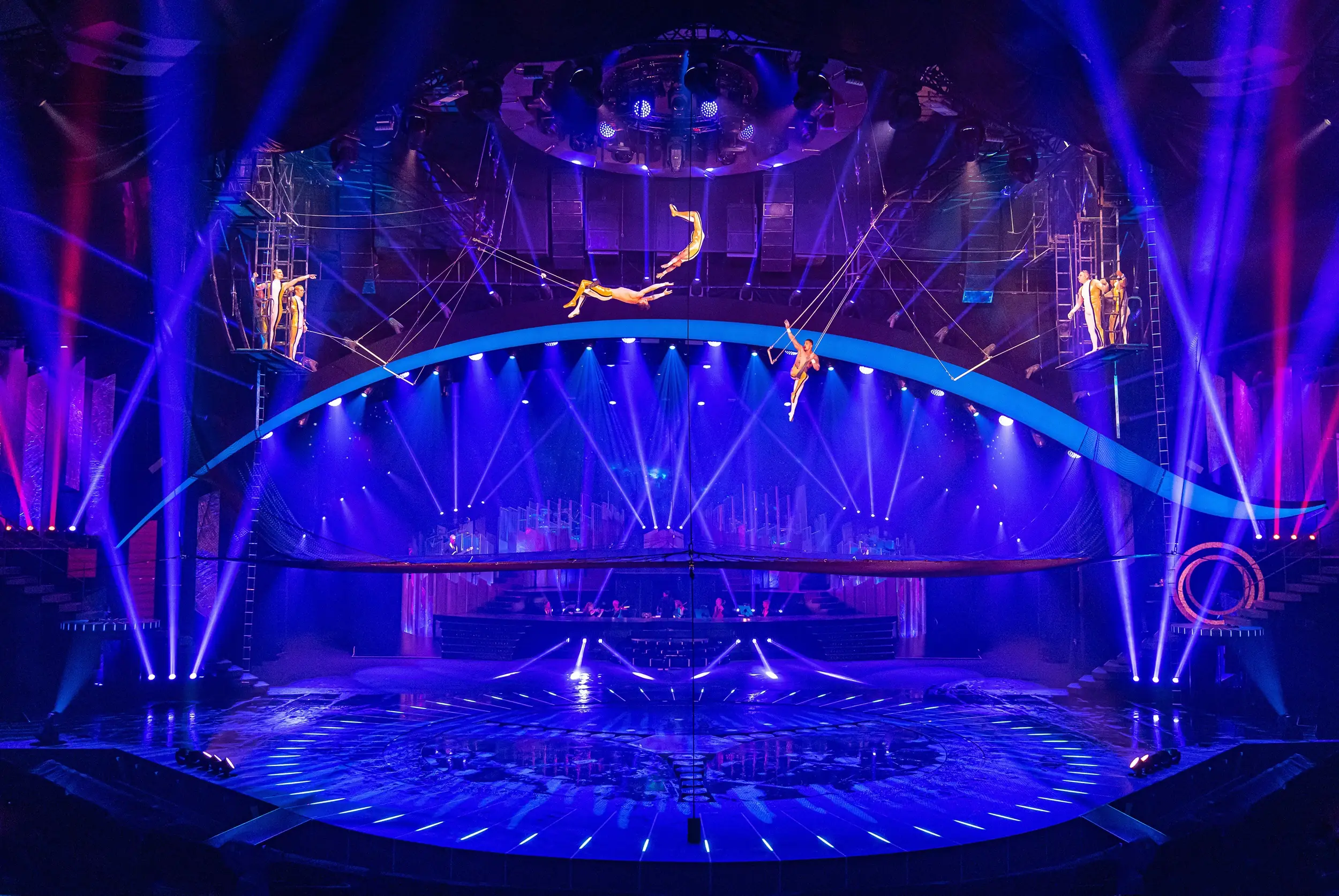 Arise Grand Show - Szene Troupe Caceres mit Künstlern am Trapez