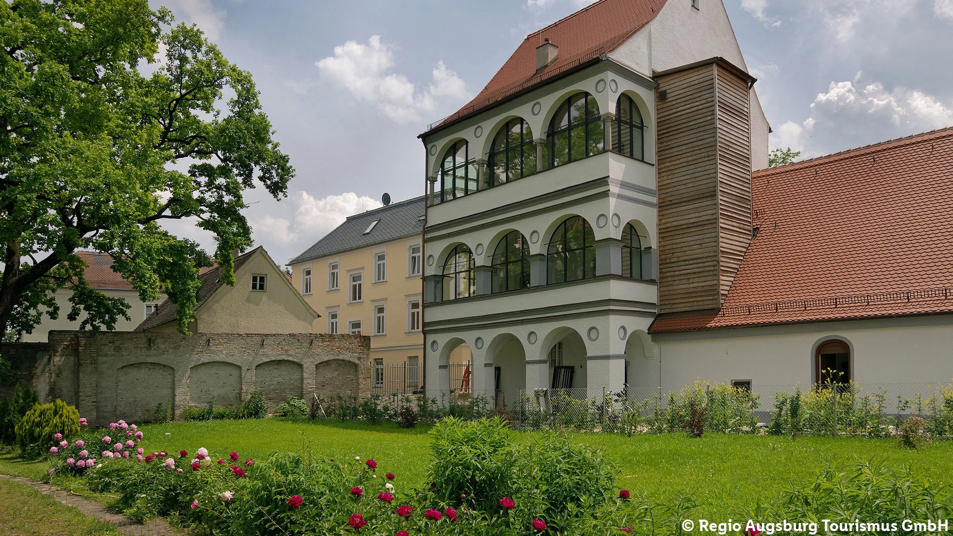 Fugger und Welser Museum von der Parkansicht Augsburg mit Hotel