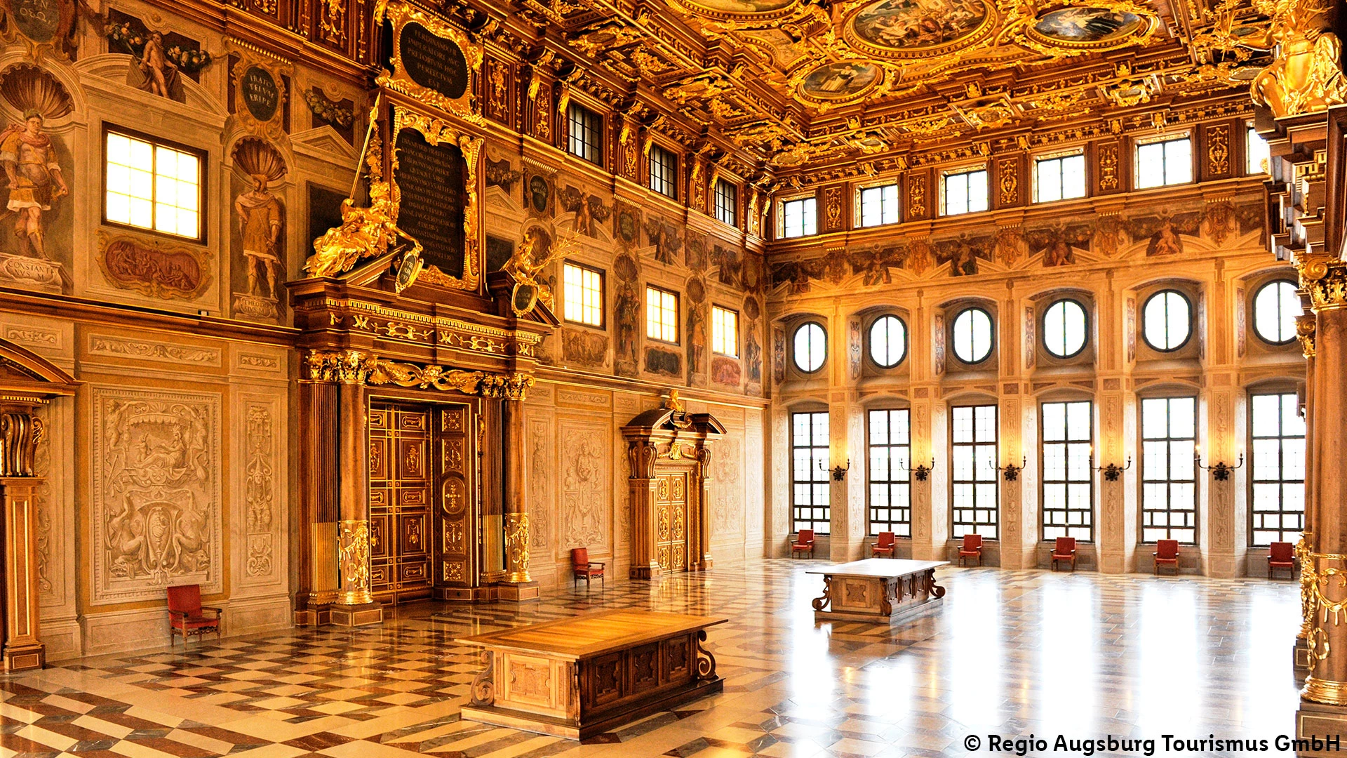 Beeindruckender Goldener Saal in Augsburg Bildern an den Wänden und reichverzierter Decke