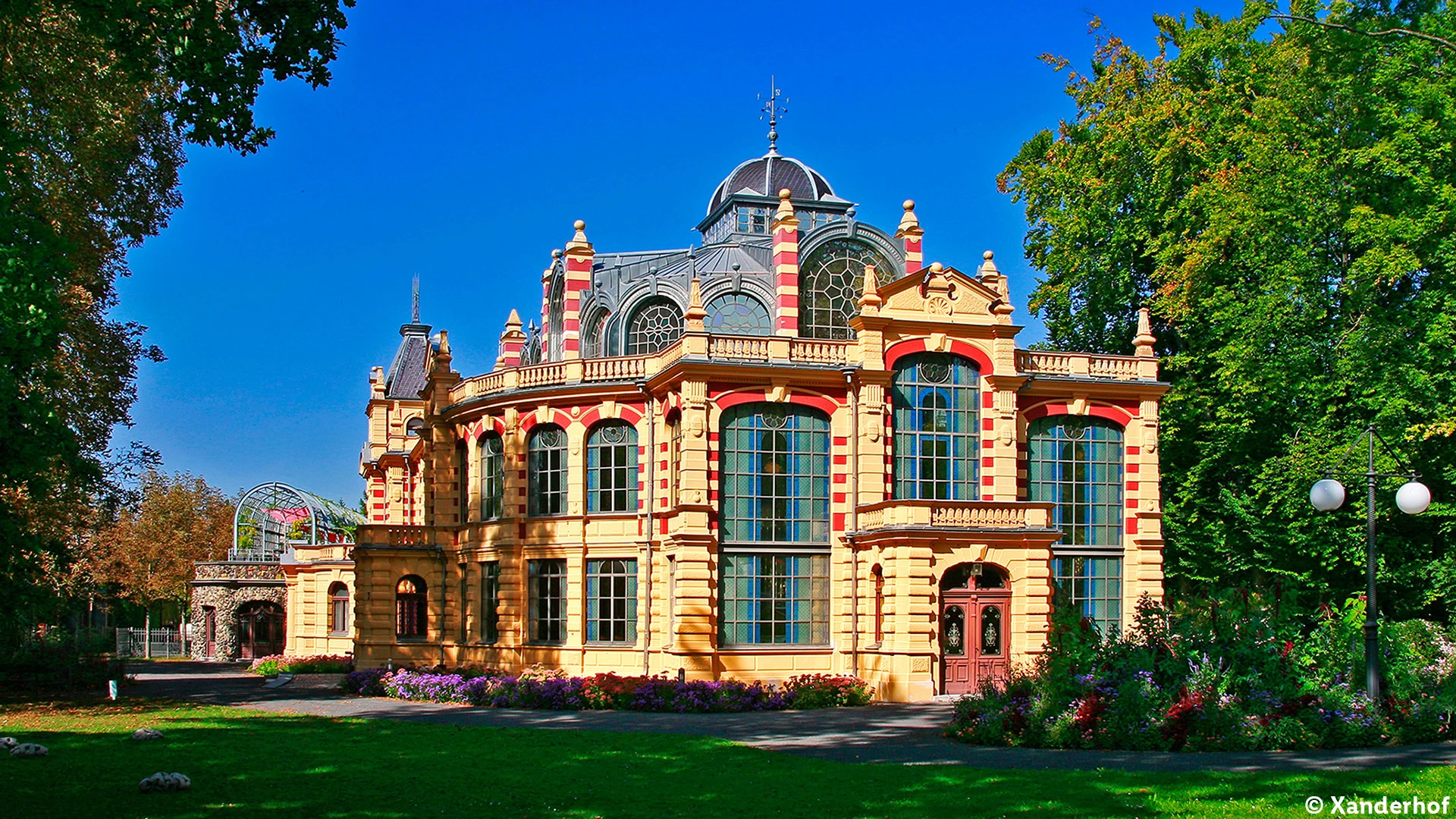 Kurhaus Göggingen bei Sonnenschein in Augsburg mit Hotel