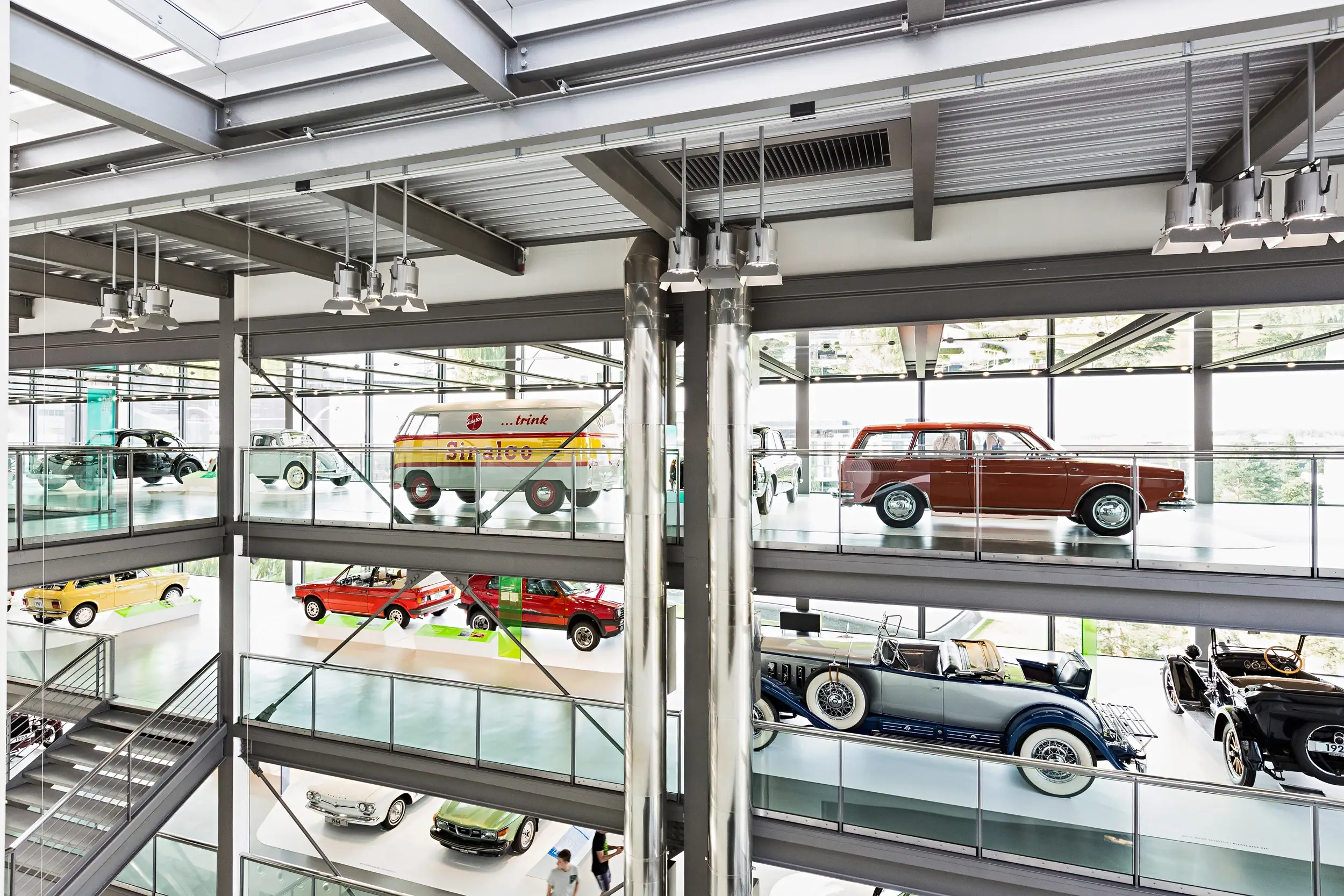 Ausstellung von Oldtimern über verschiedene Etagen in der Autostadt Wolfsburg